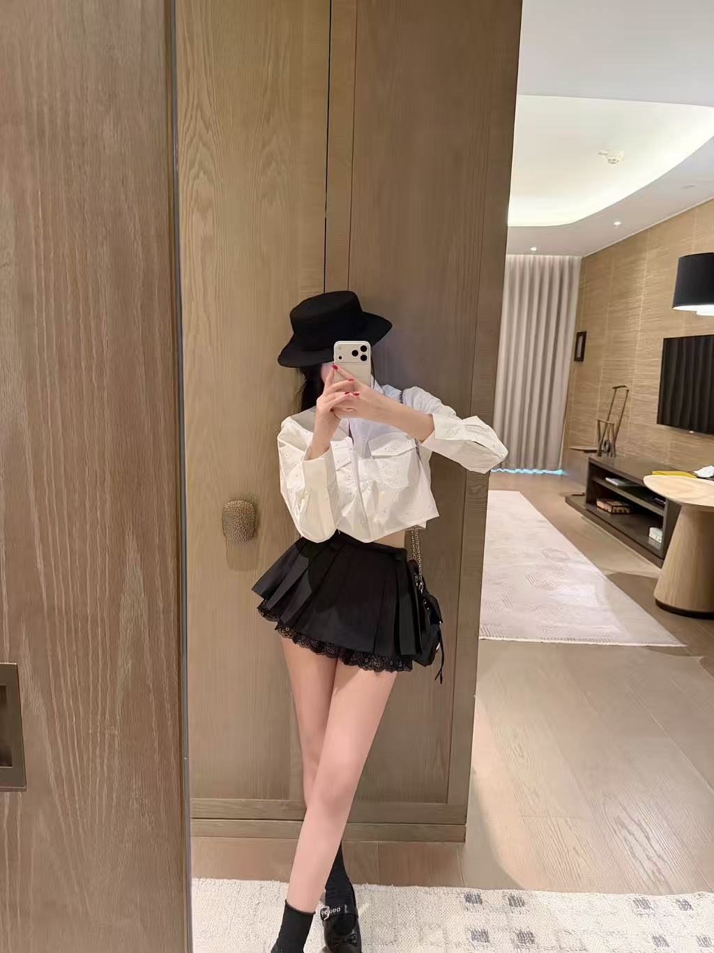 M1UM1U 刺繍文字ラインストーンシャツ【50％割引+送料無料】