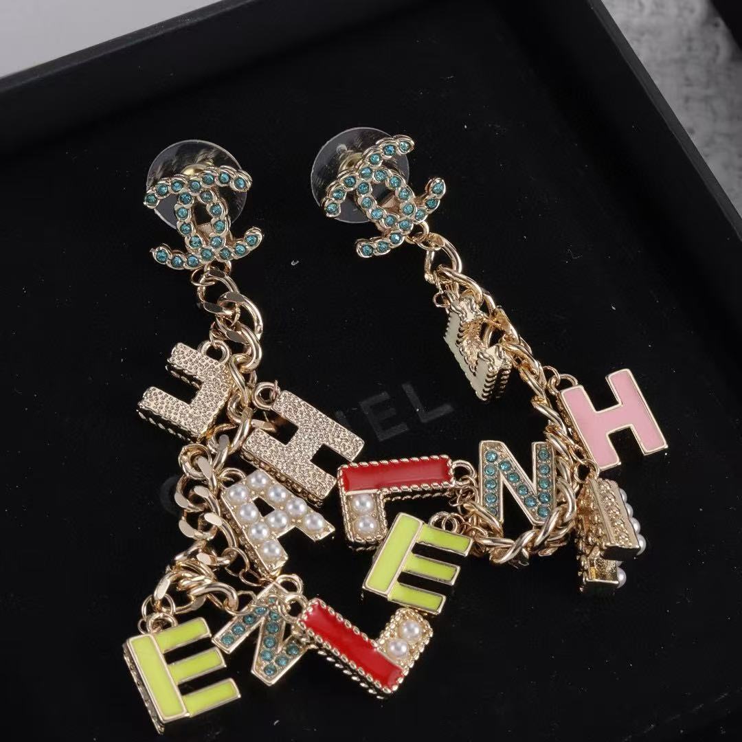 CHANE1 ダブルC カラフルレタースタッドピアス【50％割引+送料無料】