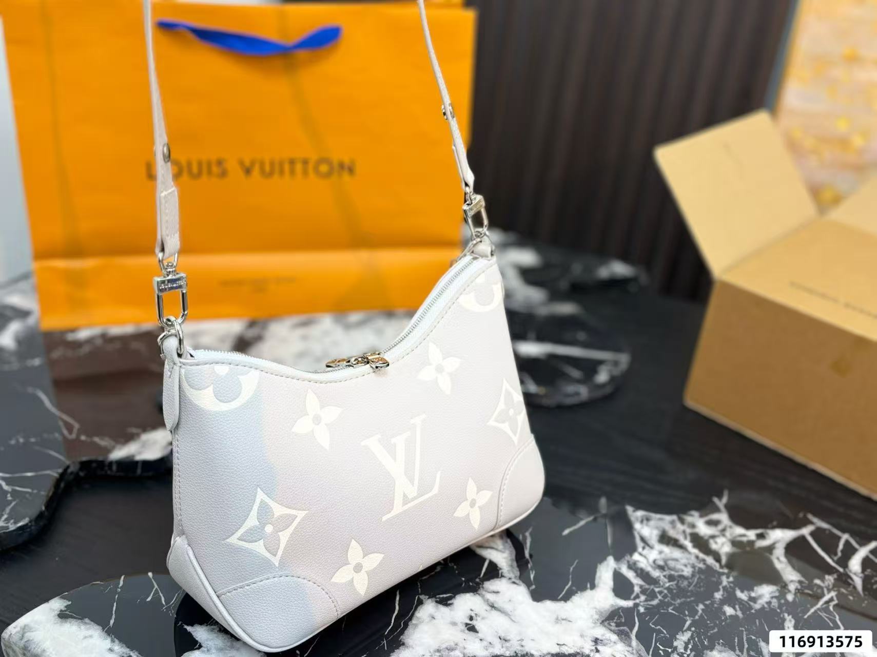 LV チェーン・クロワッサン・バッグ【50％割引+送料無料】