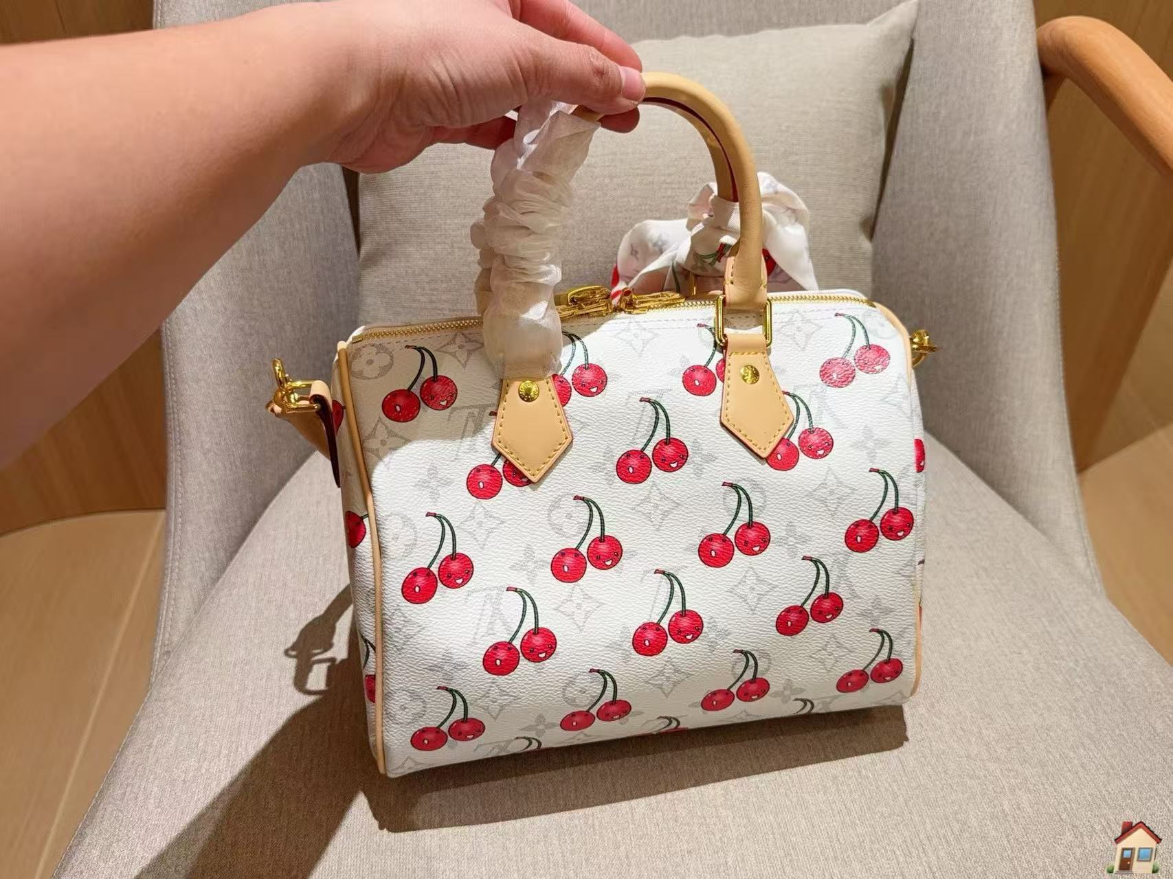 LV チェリー柄シルクスカーフ・ハンドバッグ【50％割引+送料無料】