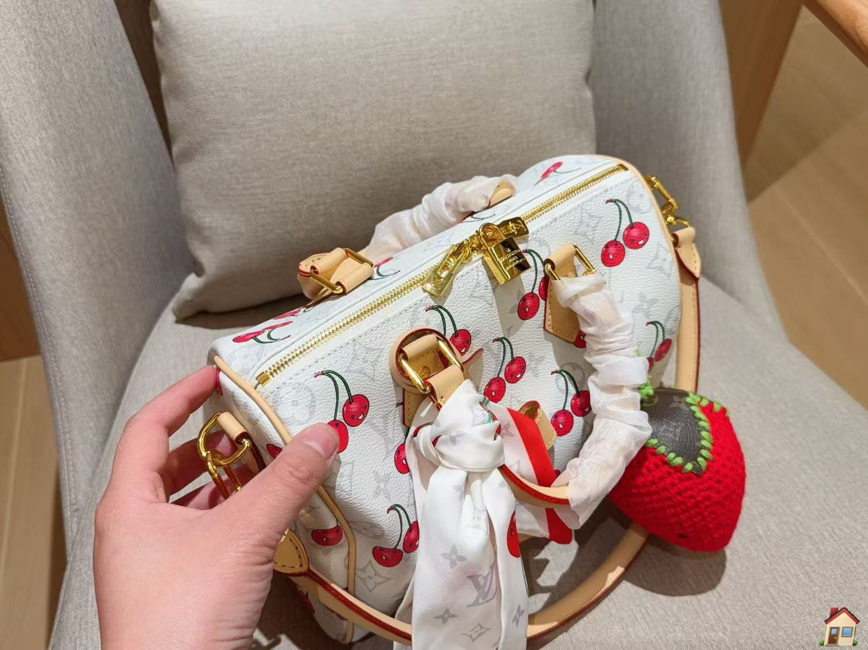 LV チェリー柄シルクスカーフ・ハンドバッグ【50％割引+送料無料】