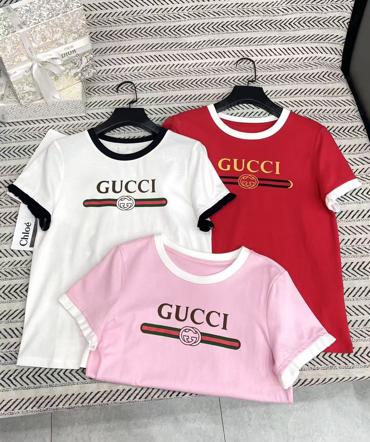 GUCC1 フリルレターTシャツ【50％割引+送料無料】