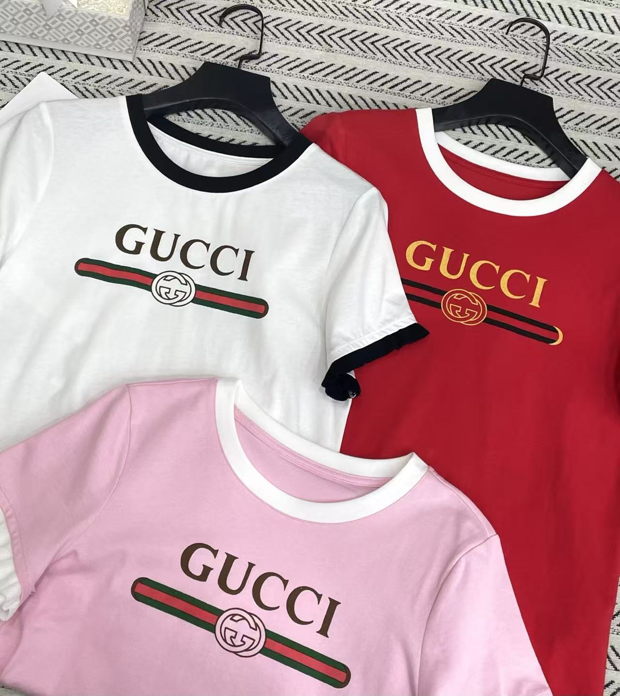 GUCC1 フリルレターTシャツ【50％割引+送料無料】