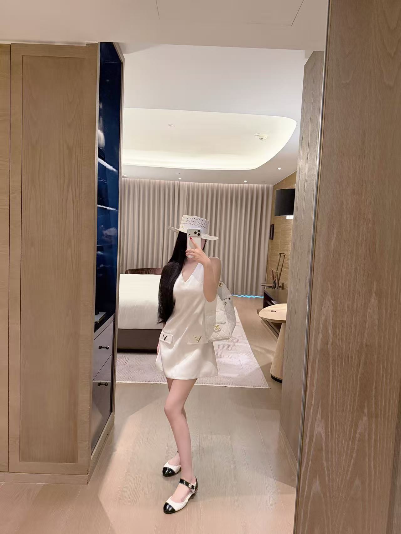 VALENT1NO メタルアクセサリー Vネックドレス【50％割引+送料無料】