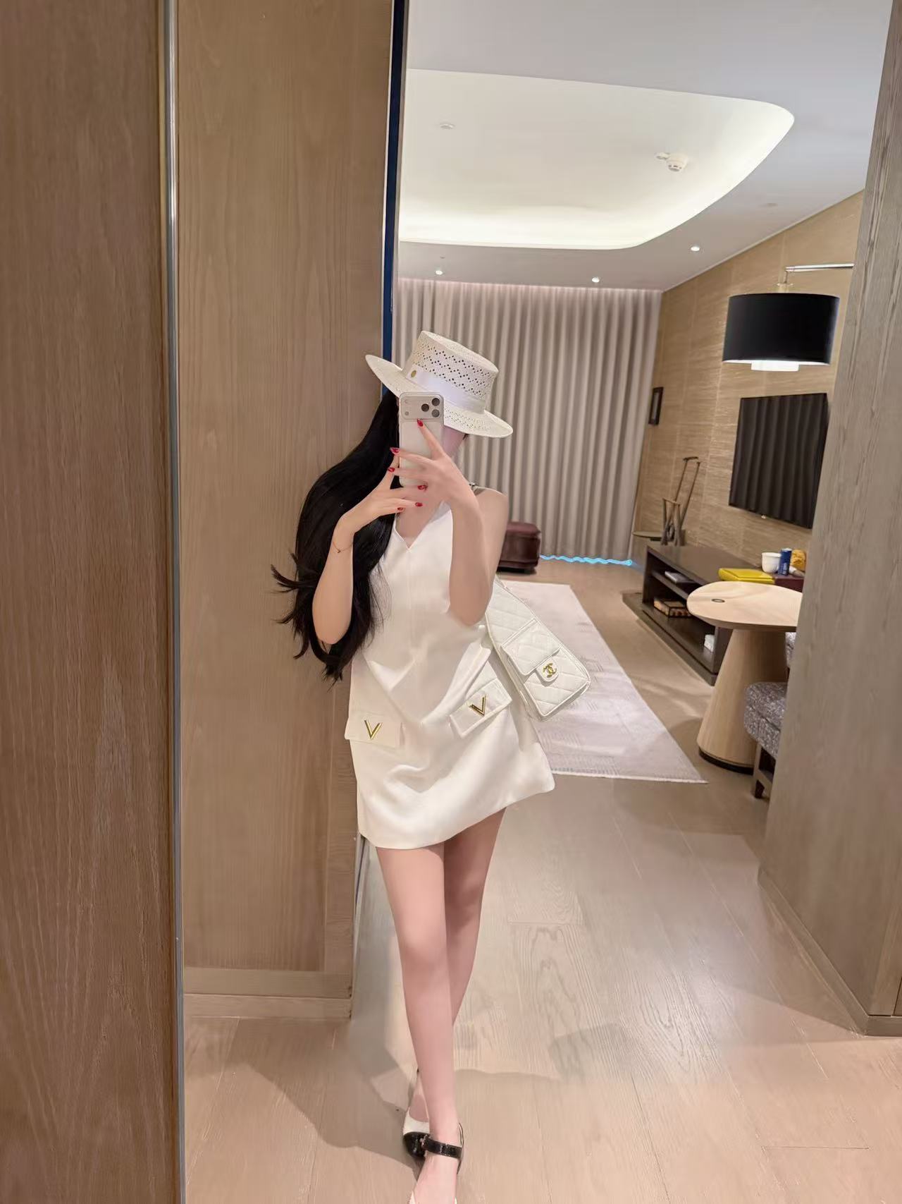 VALENT1NO メタルアクセサリー Vネックドレス【50％割引+送料無料】