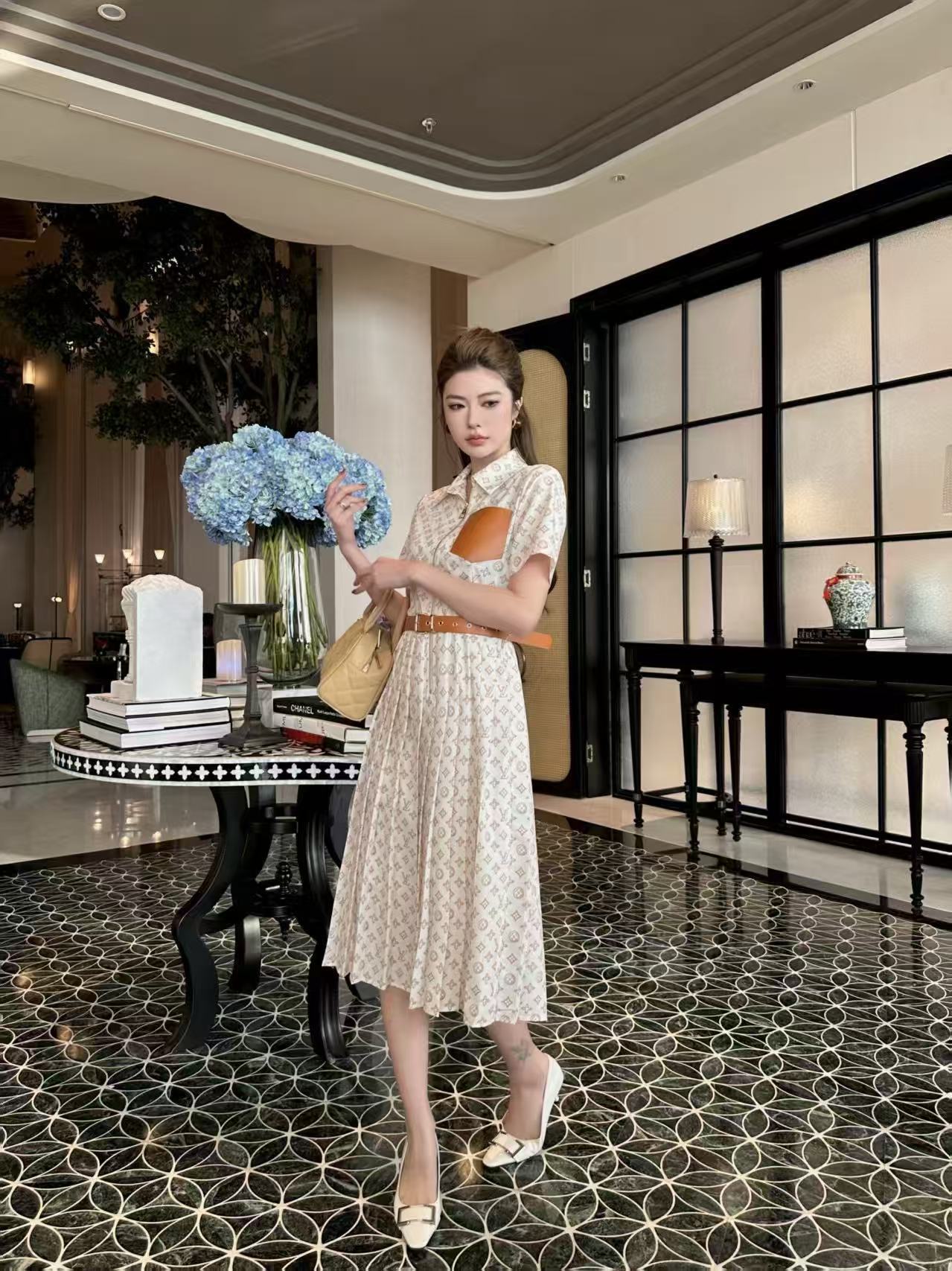 LVプリント柄の半袖ワンピース【50％割引+送料無料】