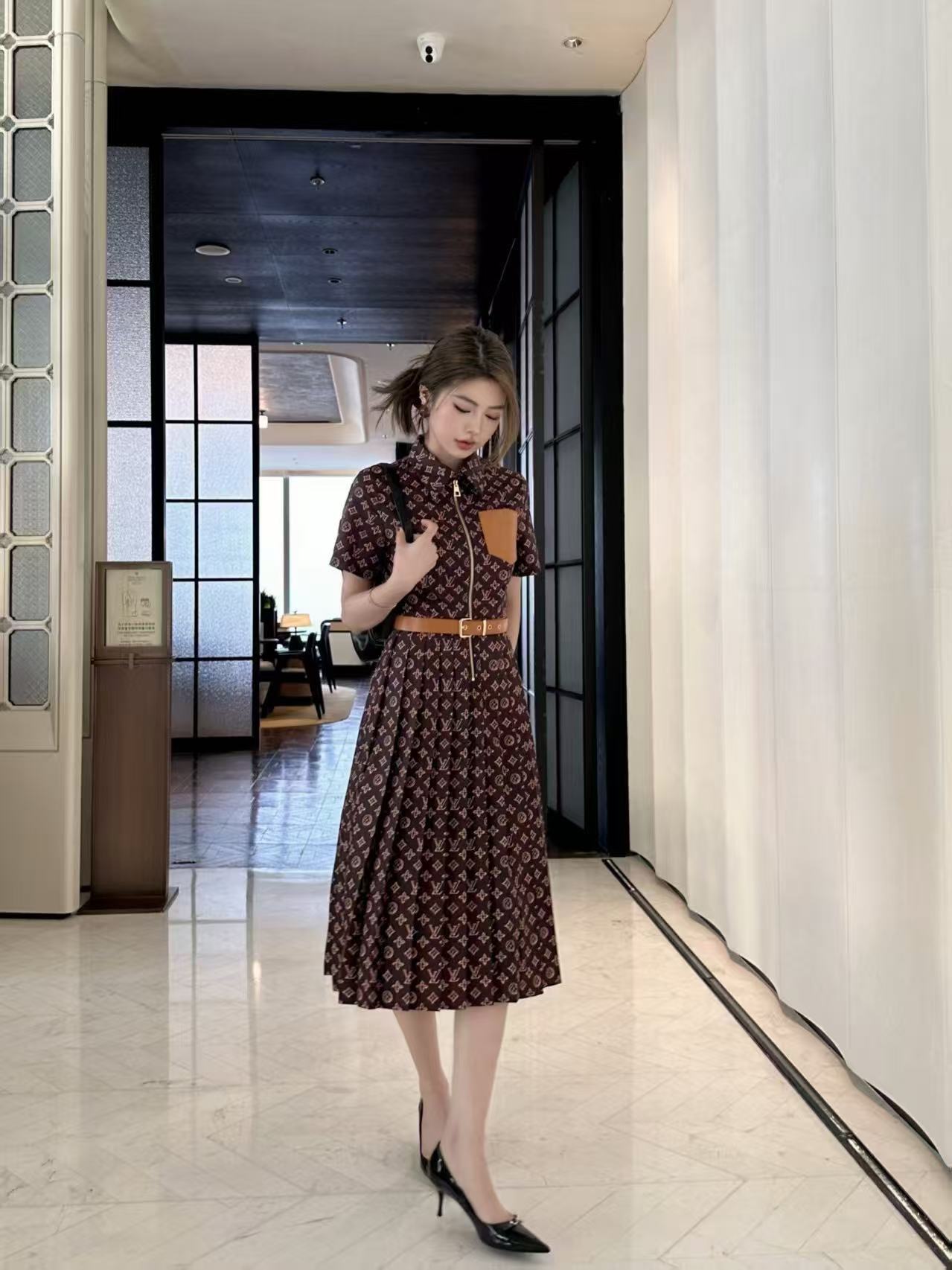 LVプリント柄の半袖ワンピース【50％割引+送料無料】