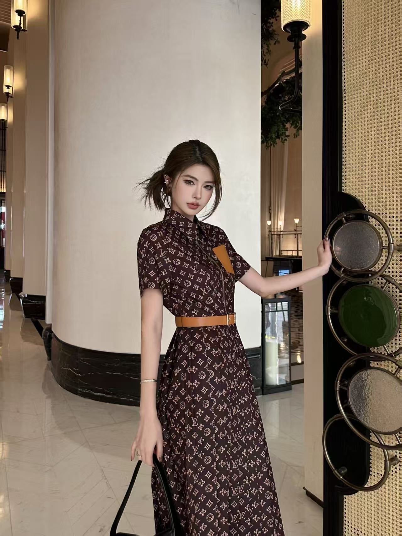 LVプリント柄の半袖ワンピース【50％割引+送料無料】