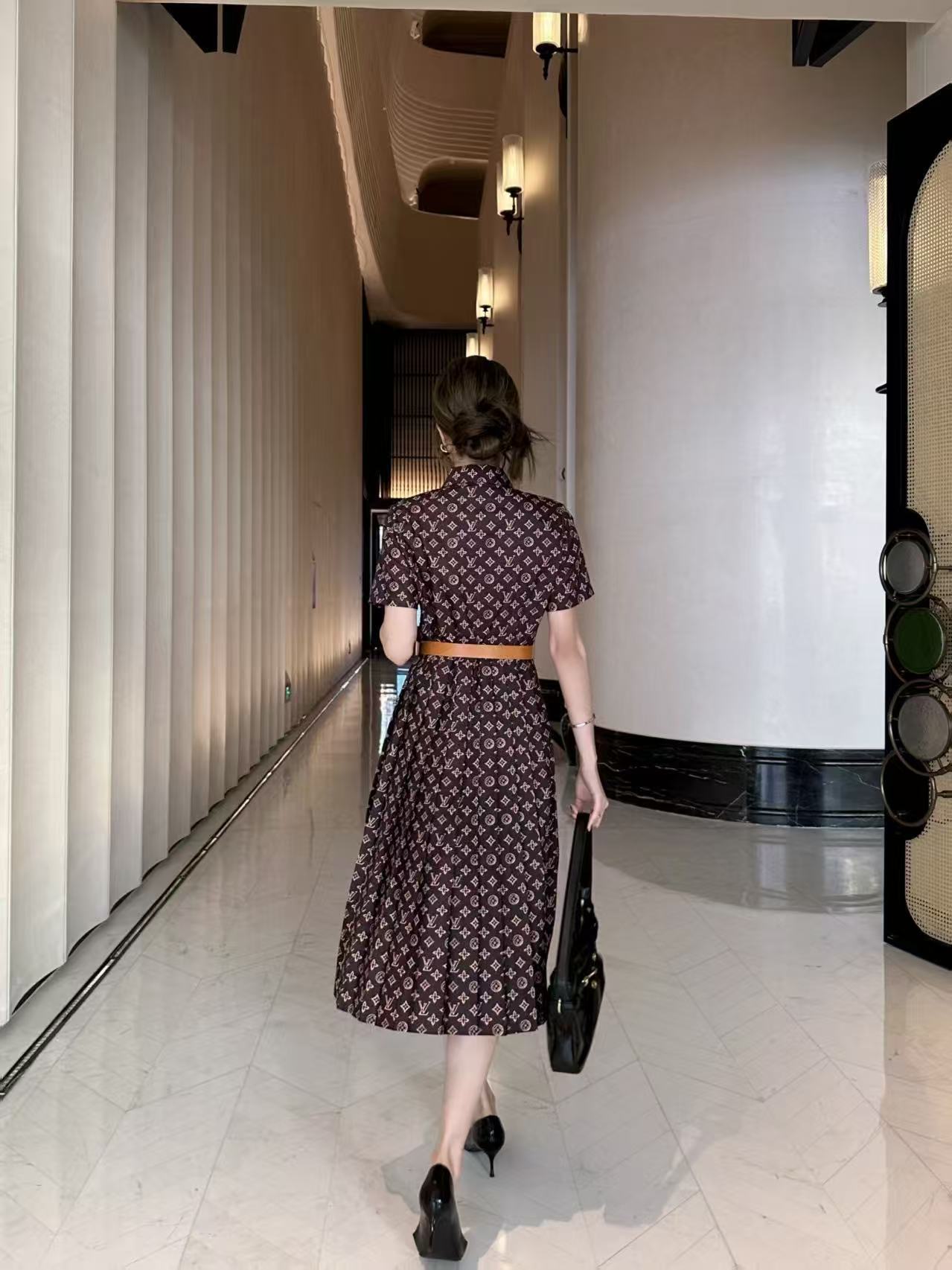 LVプリント柄の半袖ワンピース【50％割引+送料無料】