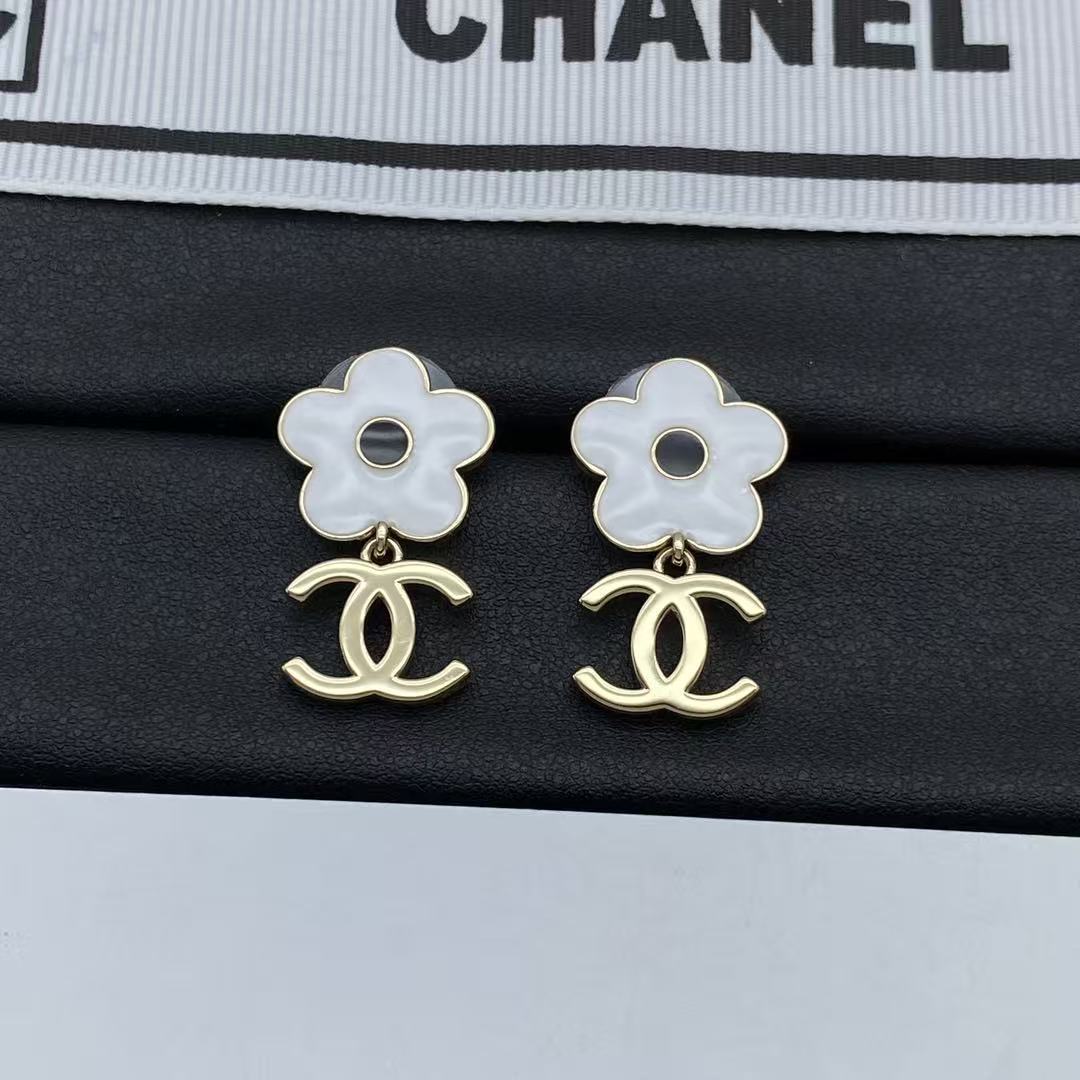 CHANE1 ホワイトフラワー ダブルC スタッドピアス【50％割引+送料無料】