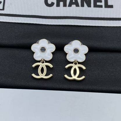 CHANE1 ホワイトフラワー ダブルC スタッドピアス【50％割引+送料無料】