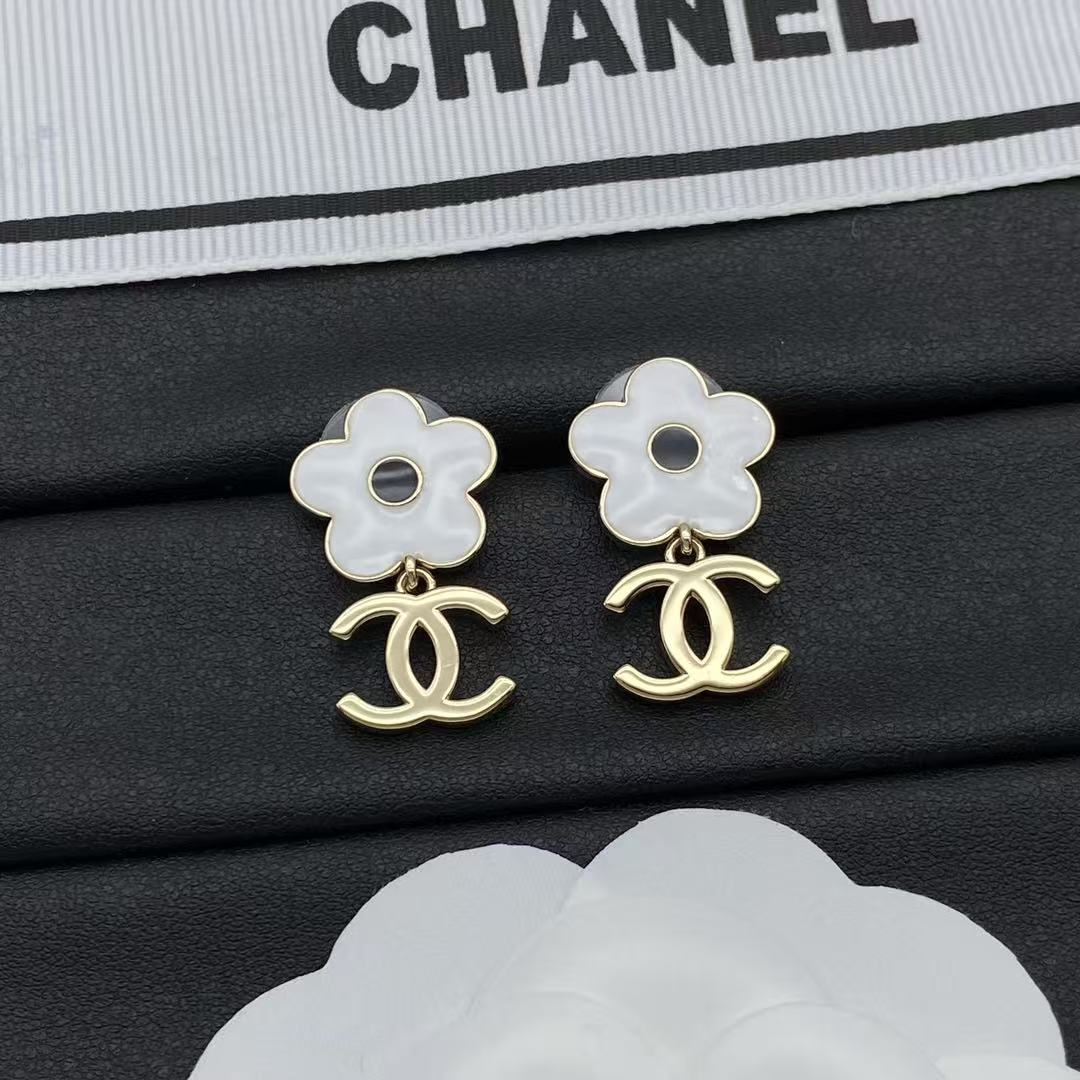 CHANE1 ホワイトフラワー ダブルC スタッドピアス【50％割引+送料無料】