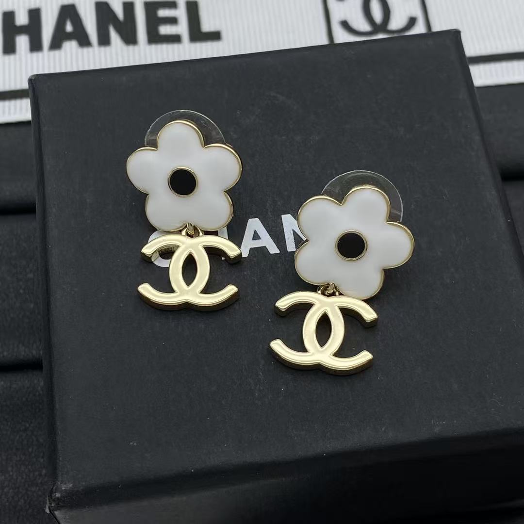 CHANE1 ホワイトフラワー ダブルC スタッドピアス【50％割引+送料無料】