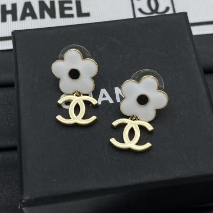 CHANE1 ホワイトフラワー ダブルC スタッドピアス【50％割引+送料無料】