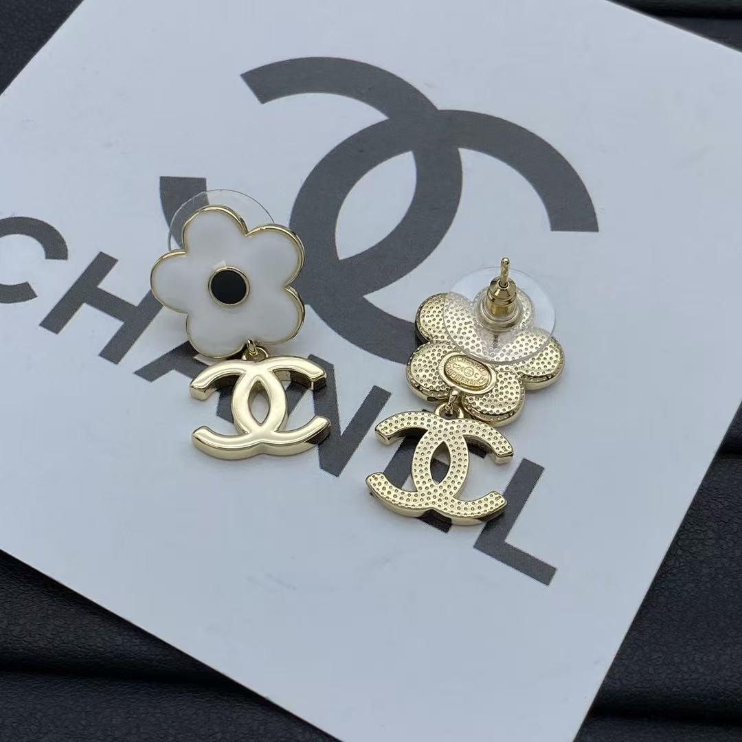 CHANE1 ホワイトフラワー ダブルC スタッドピアス【50％割引+送料無料】