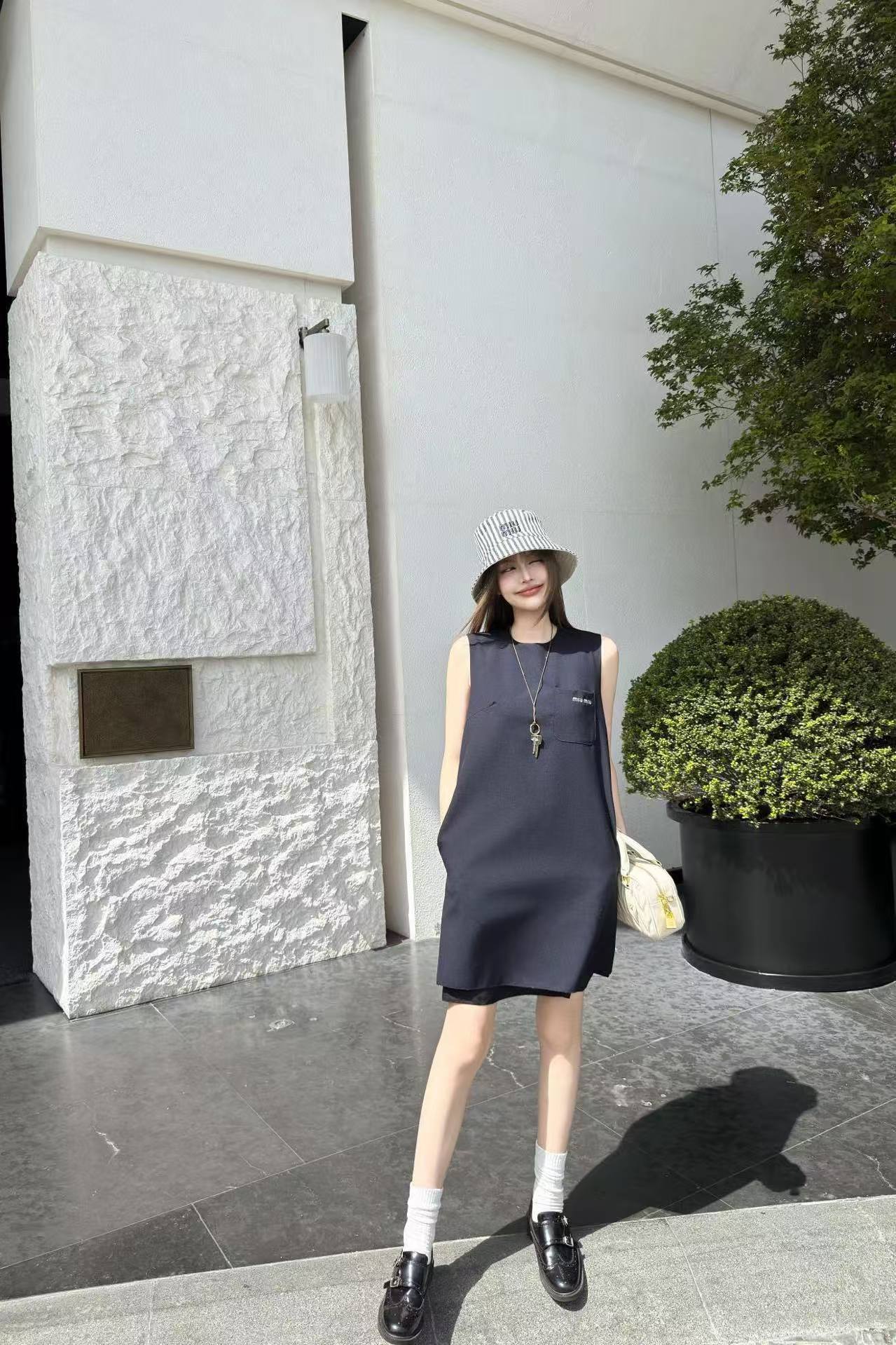 M1UM1U シンプルな文字入りノースリーブドレス【50％割引+送料無料】