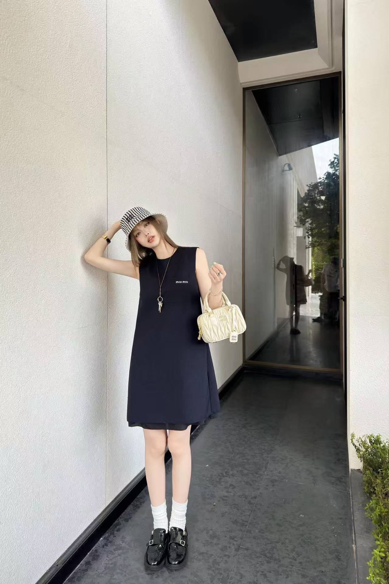 M1UM1U シンプルな文字入りノースリーブドレス【50％割引+送料無料】