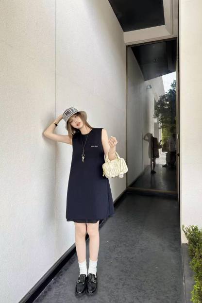 M1UM1U シンプルな文字入りノースリーブドレス【50％割引+送料無料】