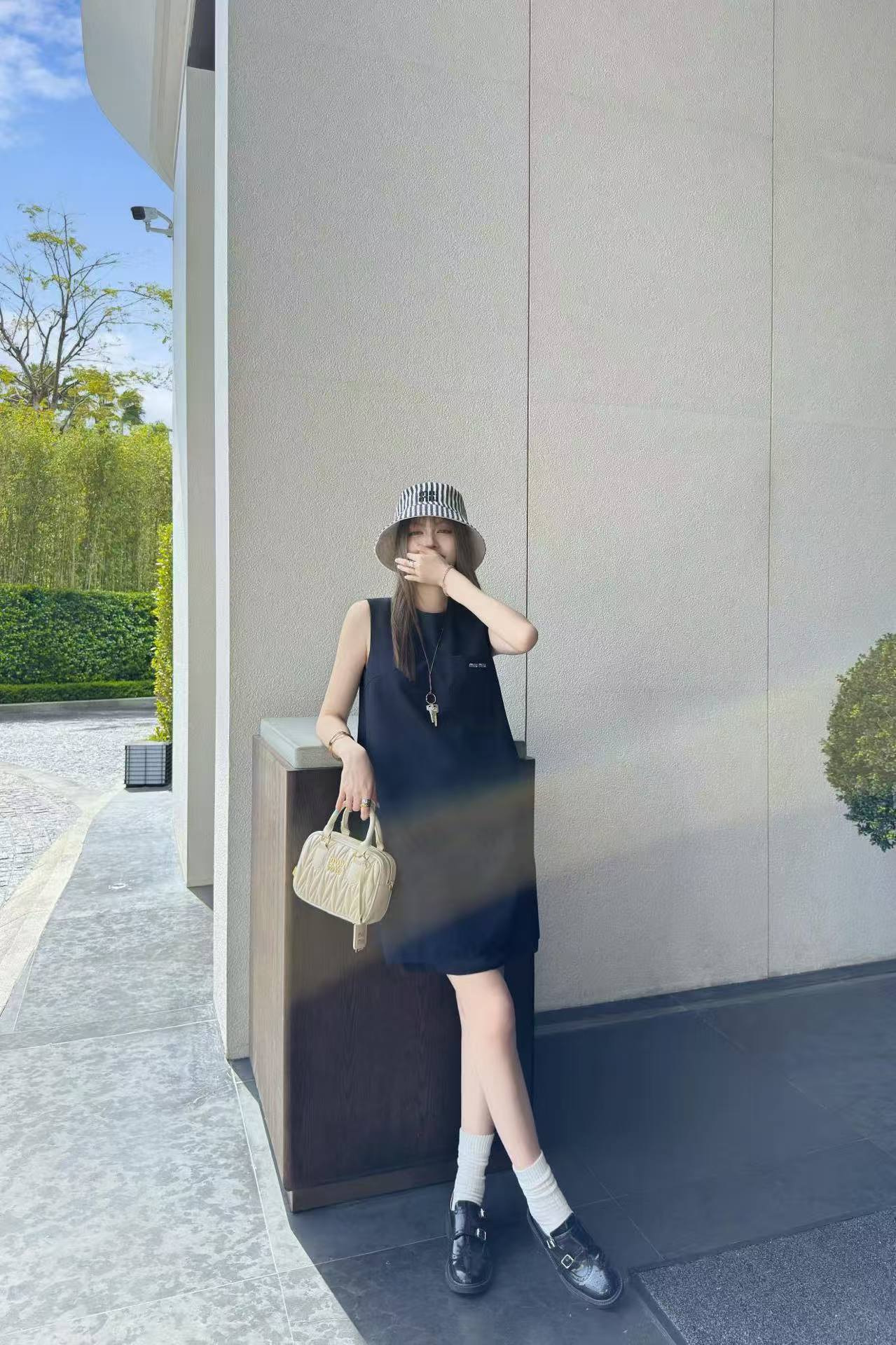 M1UM1U シンプルな文字入りノースリーブドレス【50％割引+送料無料】