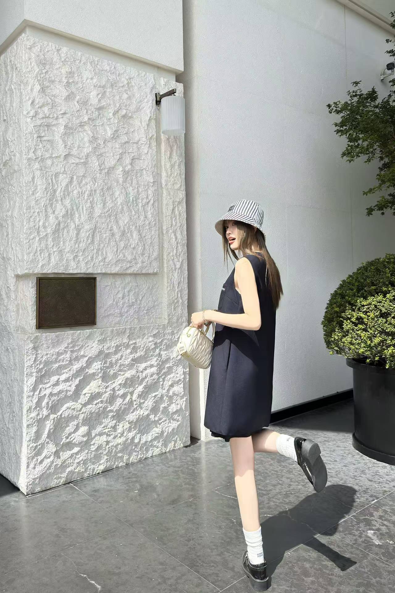 M1UM1U シンプルな文字入りノースリーブドレス【50％割引+送料無料】