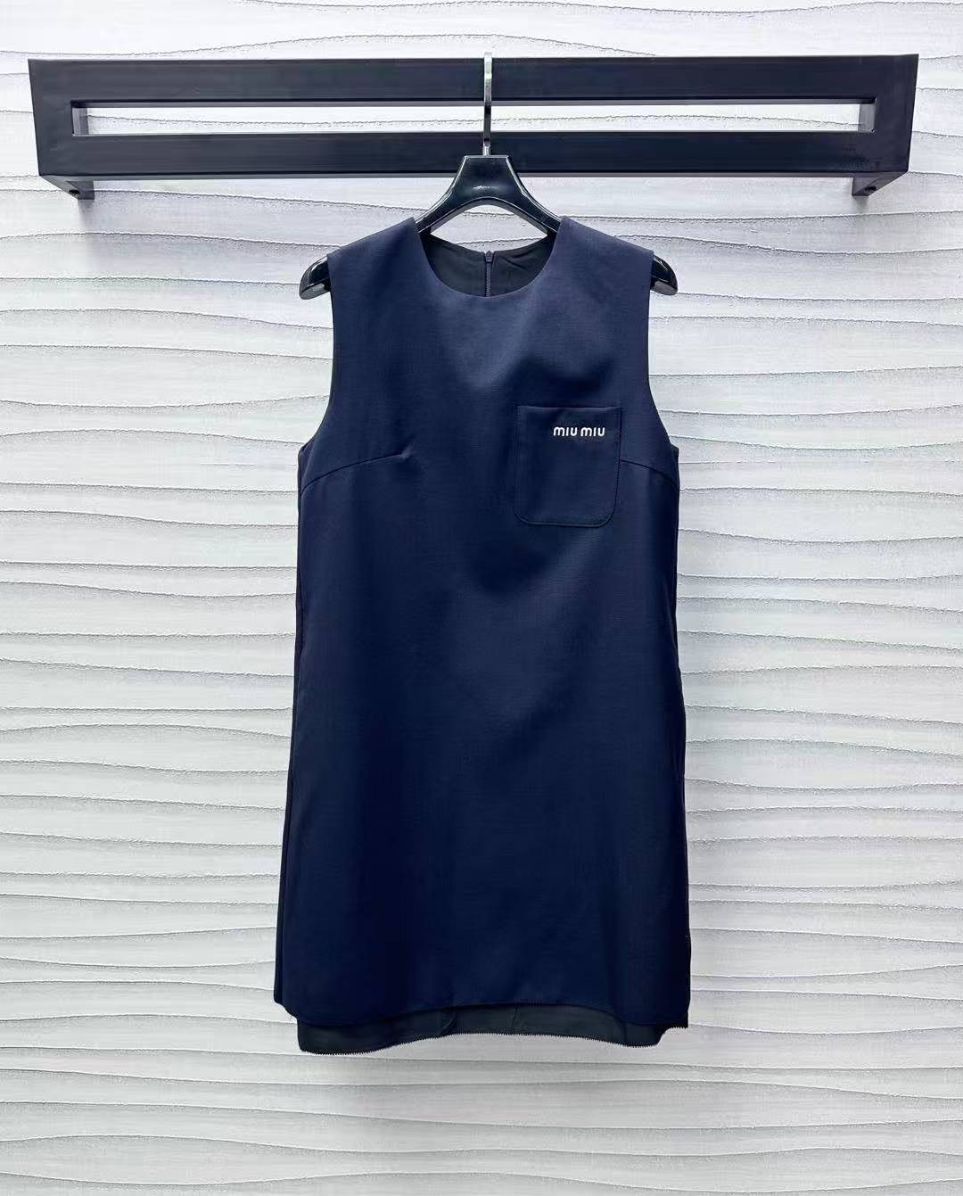 M1UM1U シンプルな文字入りノースリーブドレス【50％割引+送料無料】