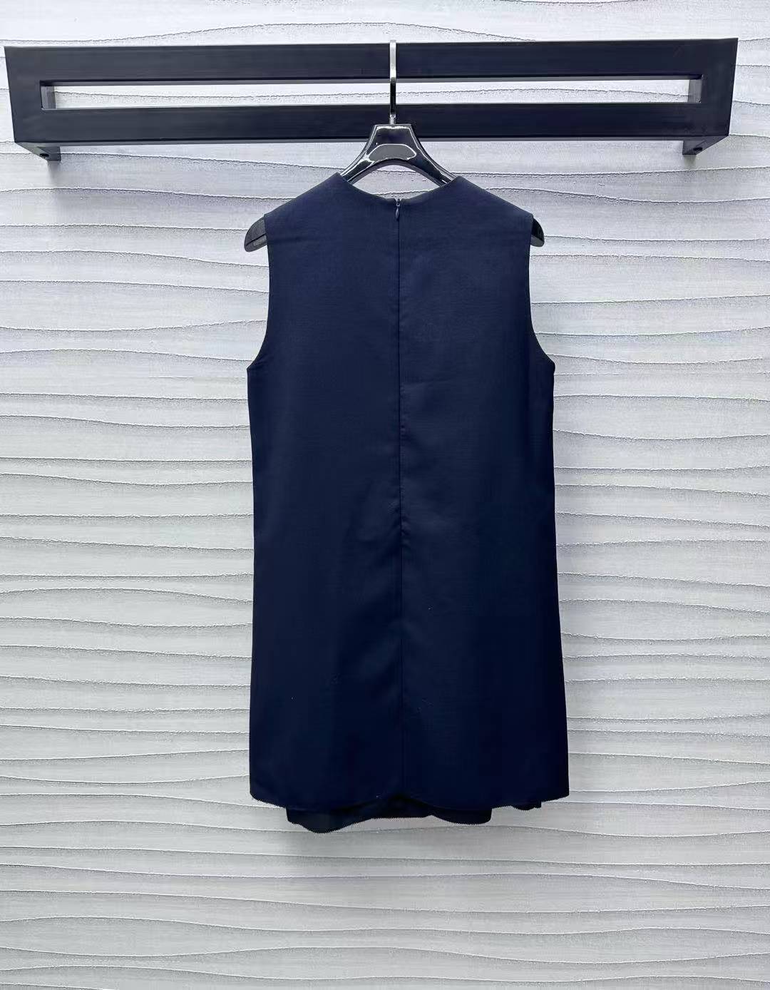 M1UM1U シンプルな文字入りノースリーブドレス【50％割引+送料無料】