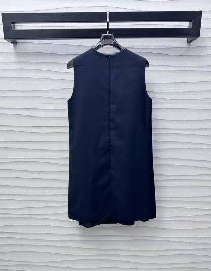 M1UM1U シンプルな文字入りノースリーブドレス【50％割引+送料無料】