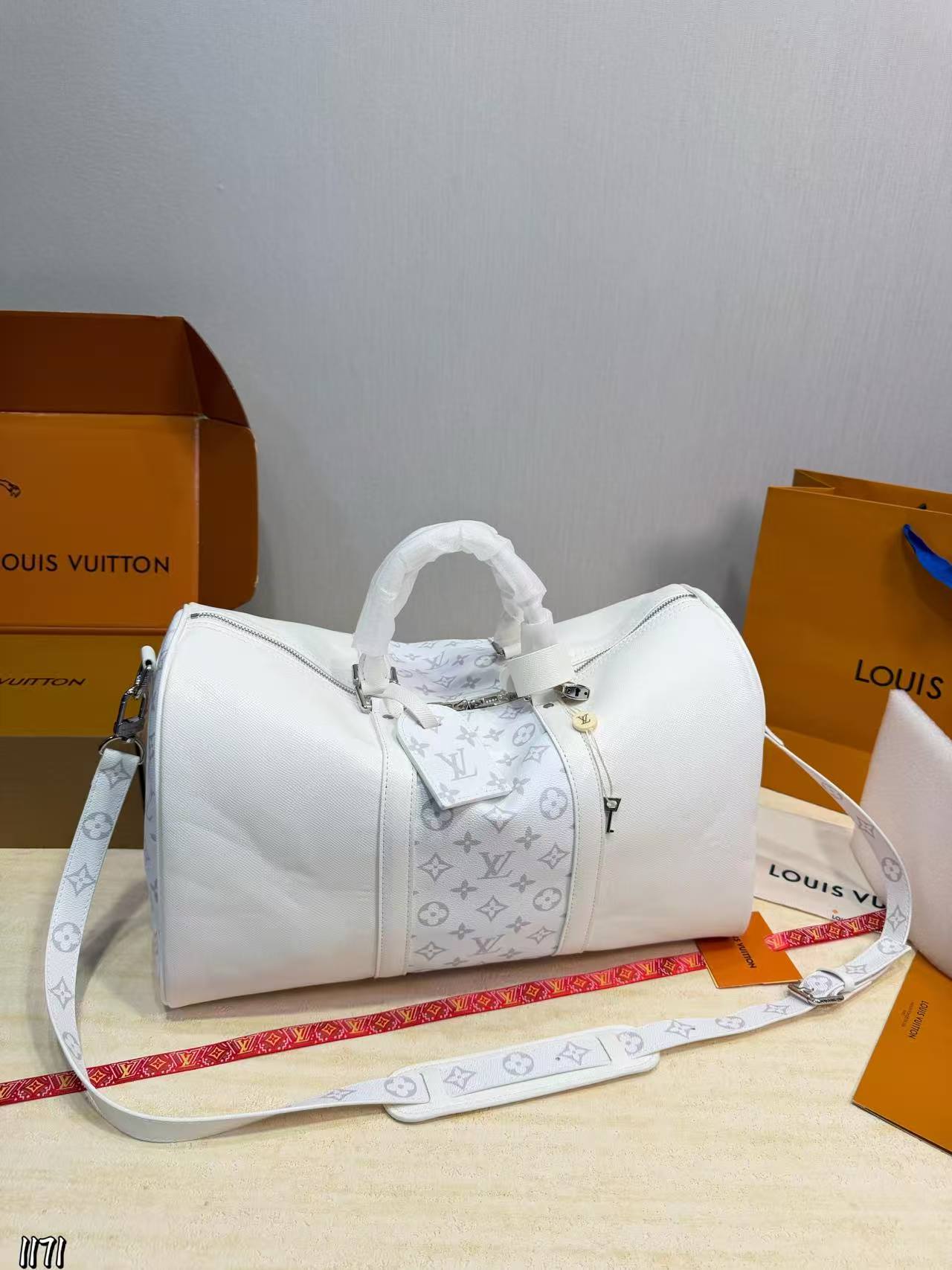 LV ホワイト・トラベルバッグ【50％割引+送料無料】