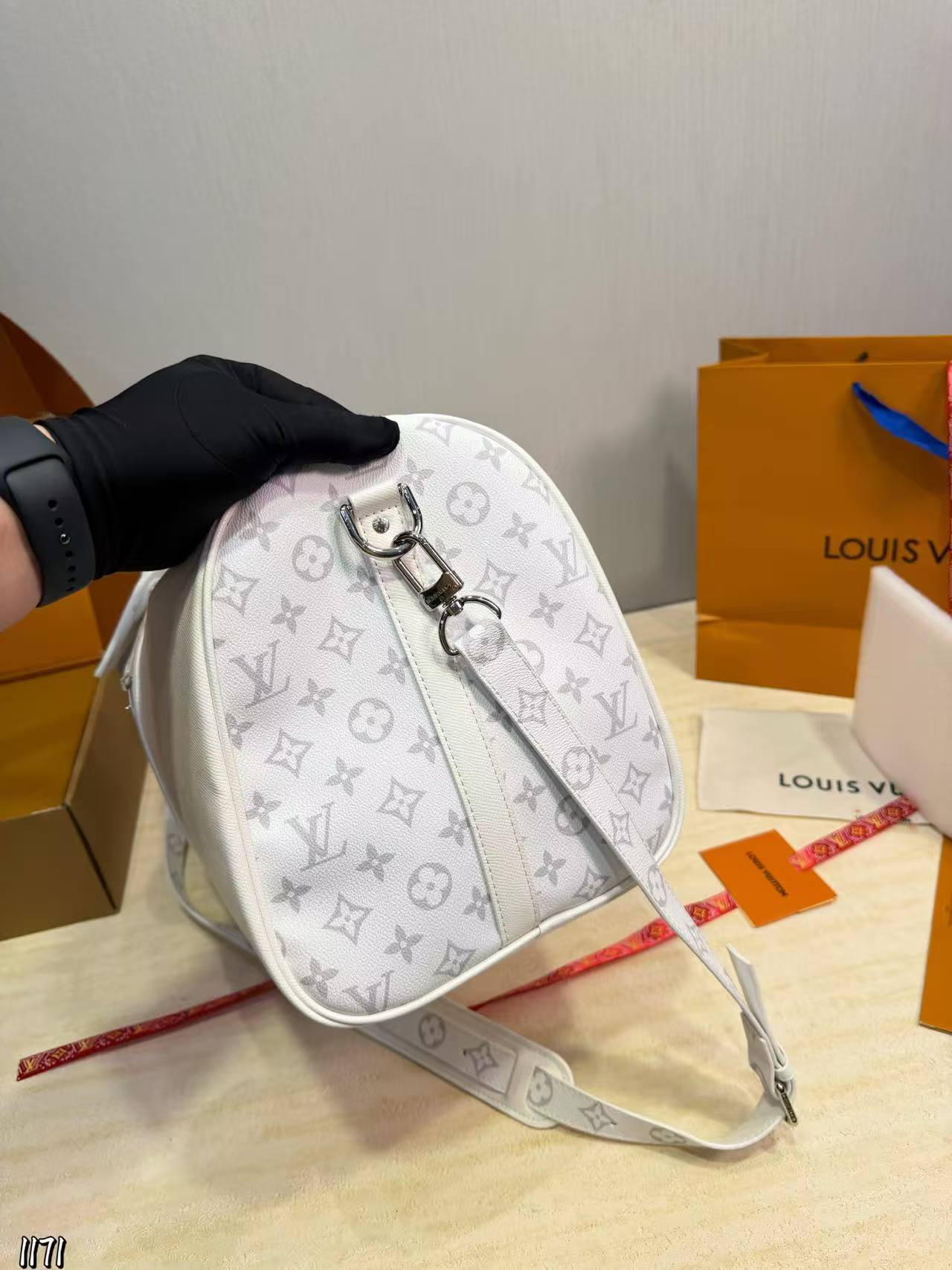LV ホワイト・トラベルバッグ【50％割引+送料無料】