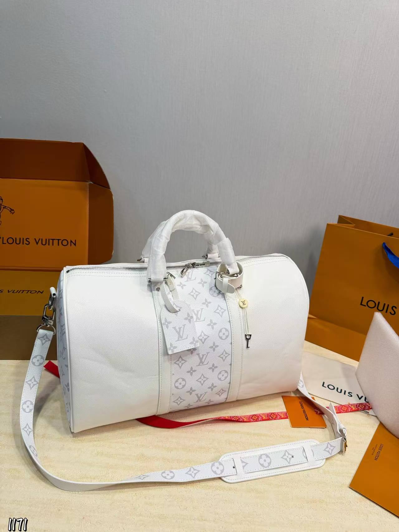 LV ホワイト・トラベルバッグ【50％割引+送料無料】