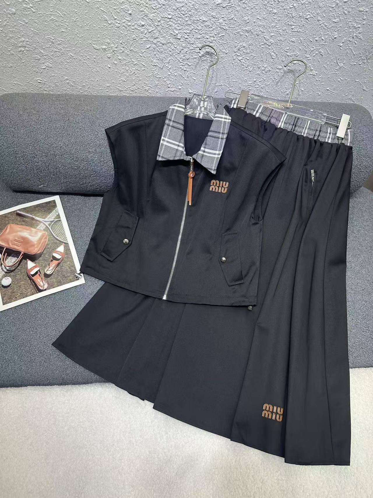 M1UM1U レターベスト＋スカート ツーピースセット【50％割引+送料無料】