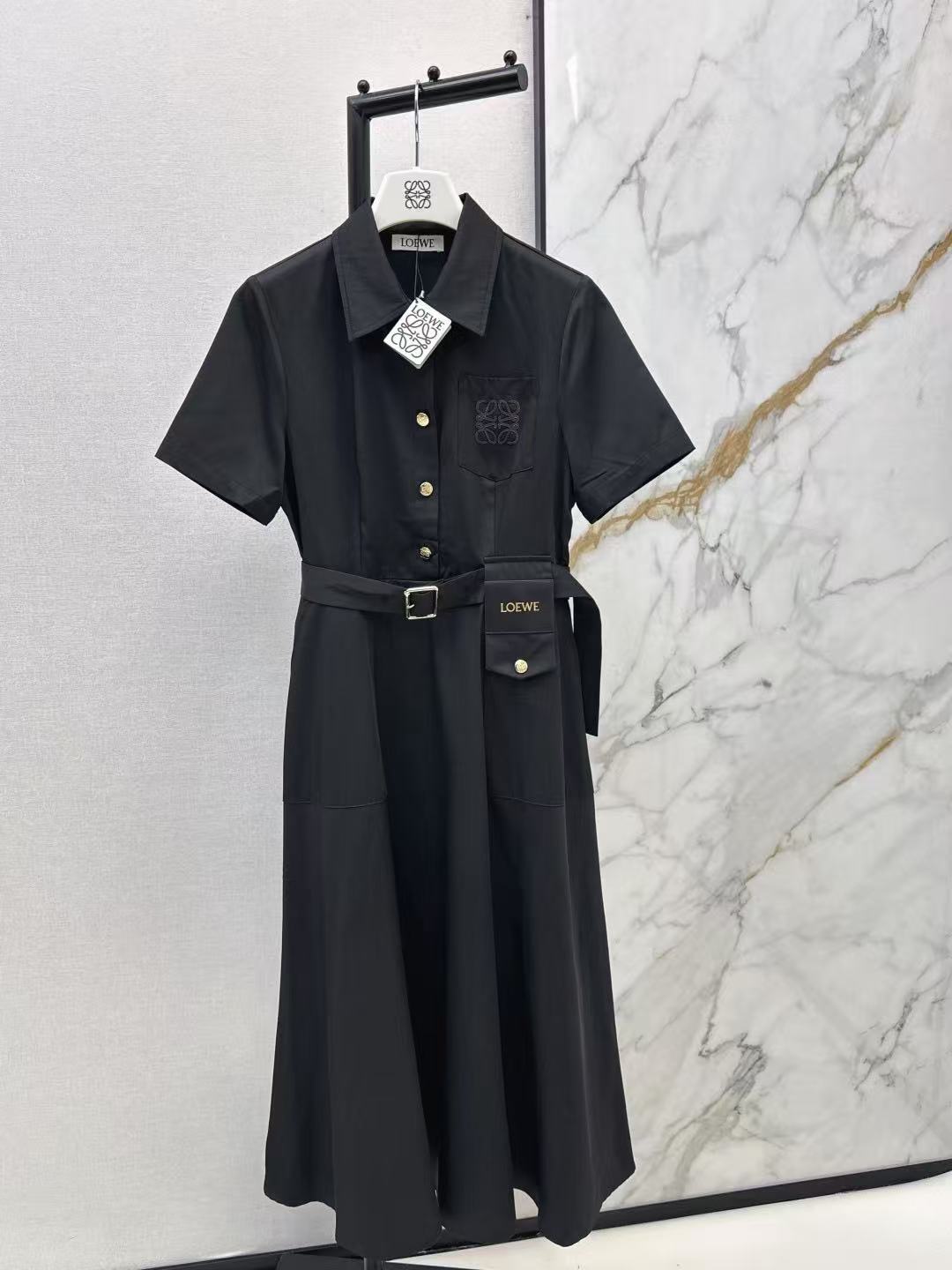 L0WEW 刺繍ロゴ入り半袖ドレス【50％割引+送料無料】