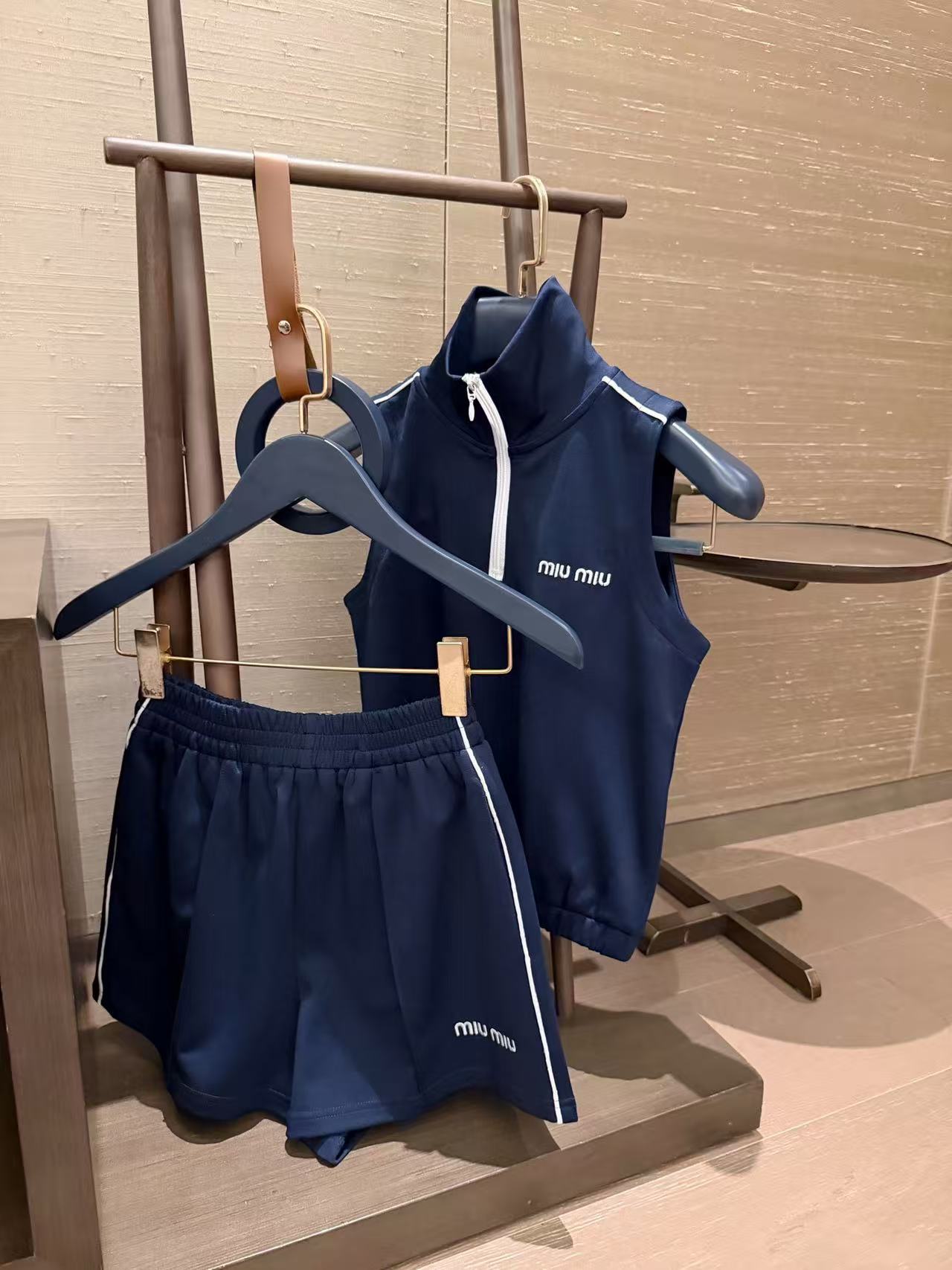 M1UM1U ジップアップベスト＋ショートパンツ 2点セット【50％割引+送料無料】