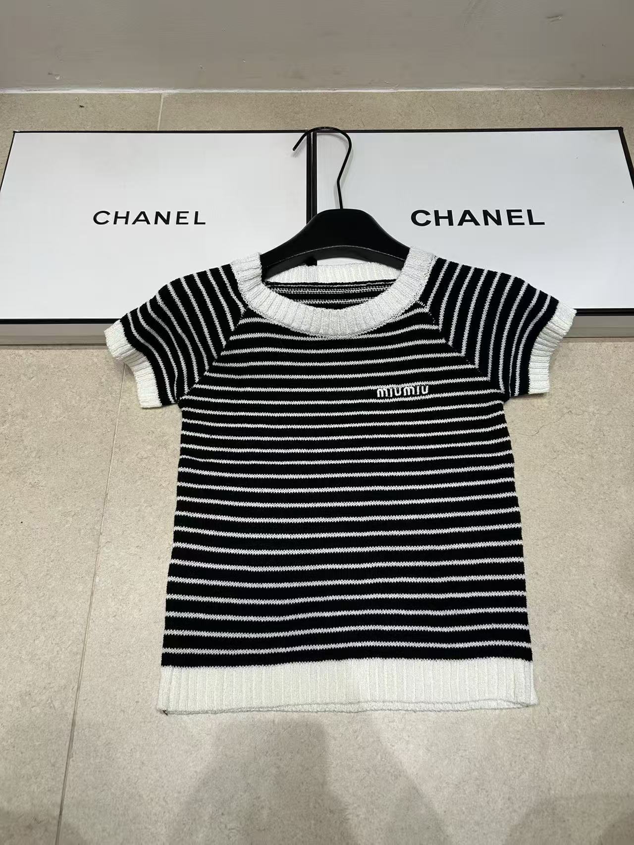 M1UM1U ストライプ柄ウールセーター【50％割引+送料無料】