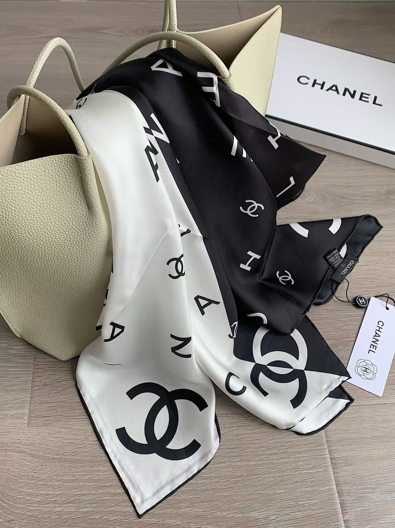 CHANE1 ブラック＆ホワイト ダブルC シルクスカーフ【50％割引+送料無料】