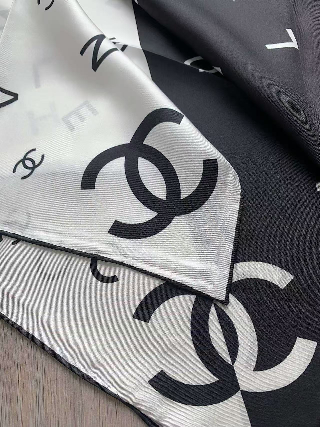 CHANE1 ブラック＆ホワイト ダブルC シルクスカーフ【50％割引+送料無料】