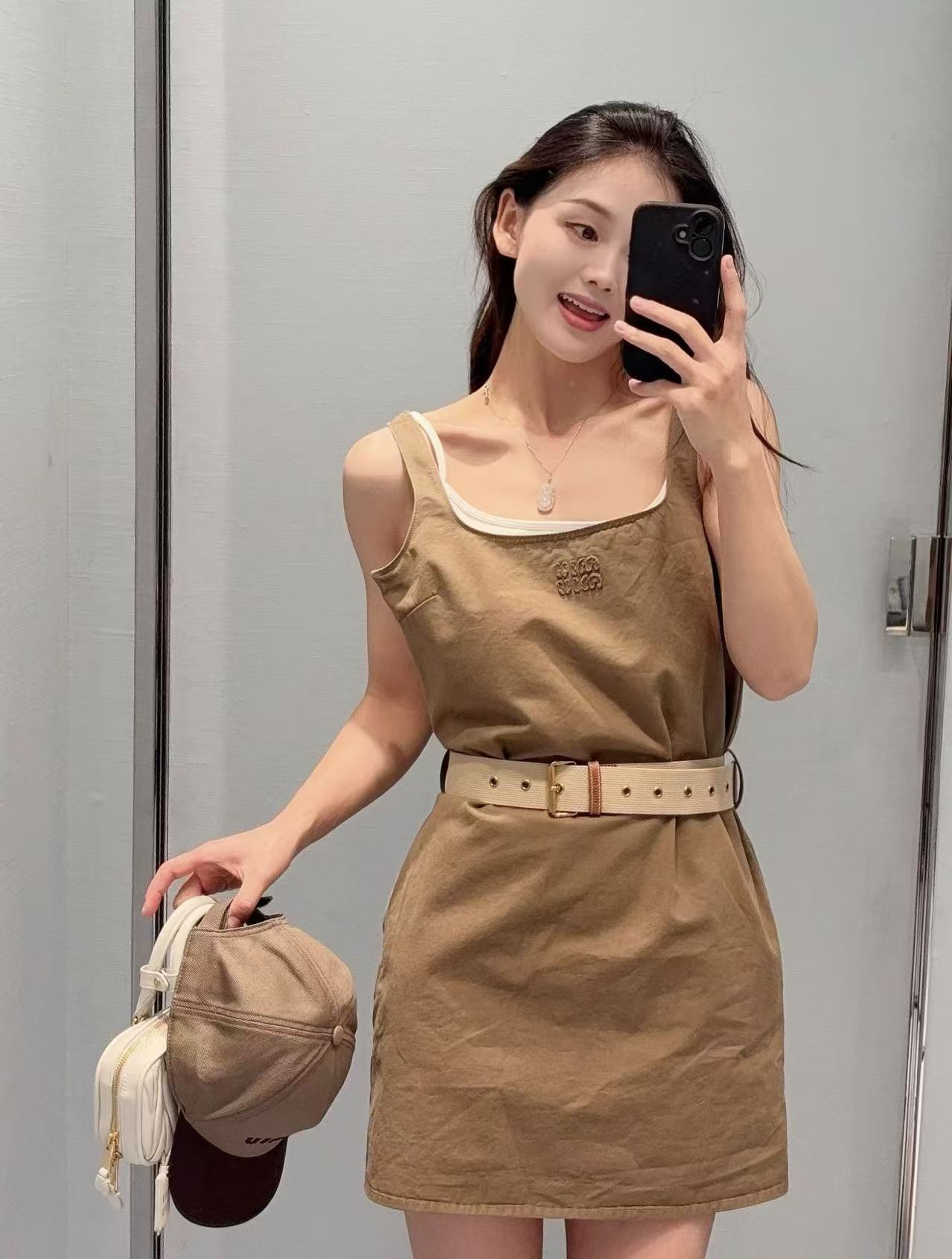 M1UM1U シンプルなレターベストドレス【50％割引+送料無料】