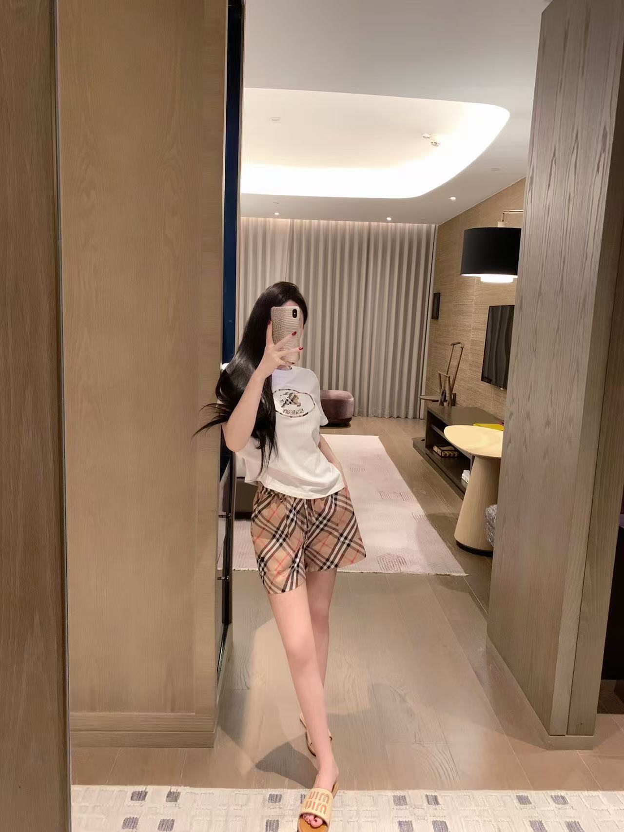 BURBERRY 刺繍入りTシャツ＆ショートパンツ 2点セット【50％割引+送料無料】