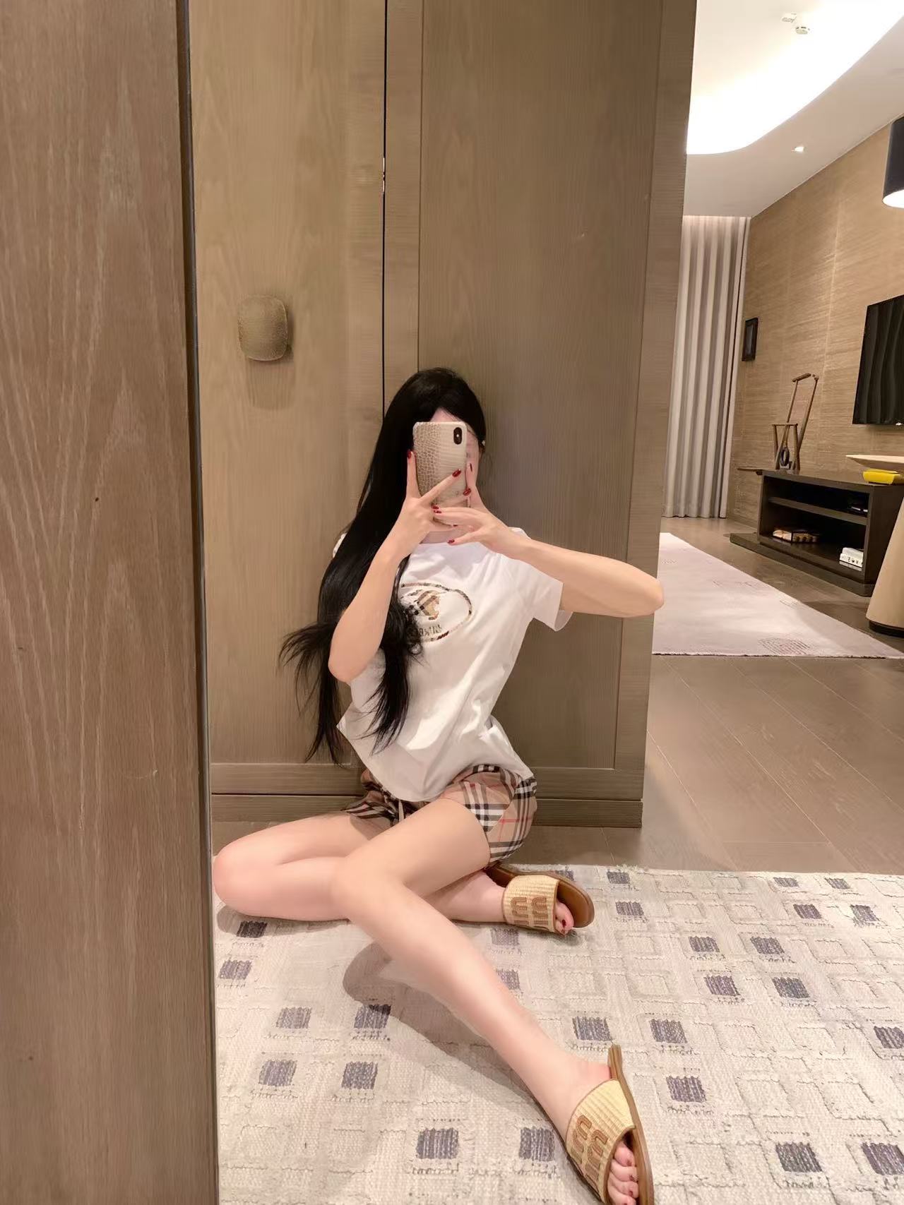 BURBERRY 刺繍入りTシャツ＆ショートパンツ 2点セット【50％割引+送料無料】