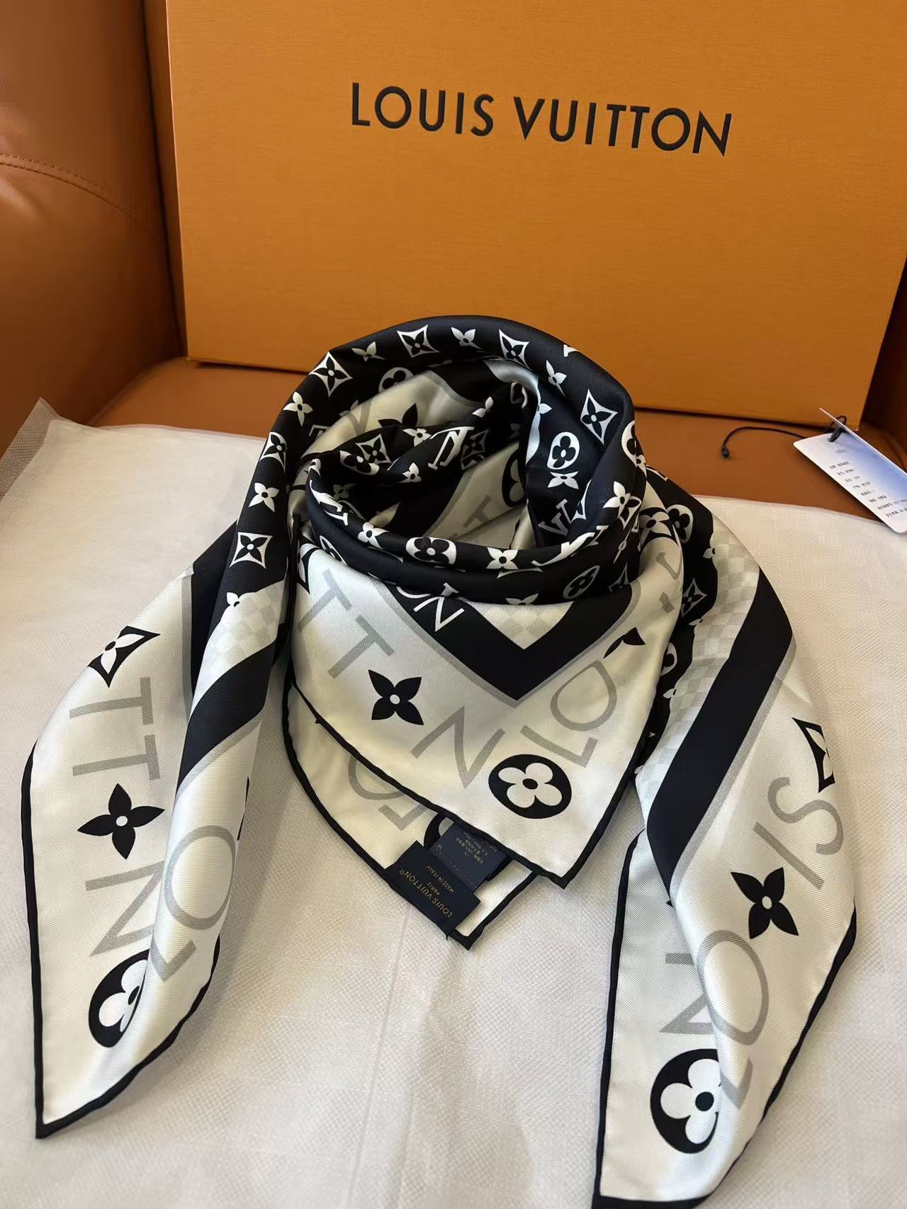 LV 四つ葉のクローバー柄 シルクスカーフ【50％割引+送料無料】