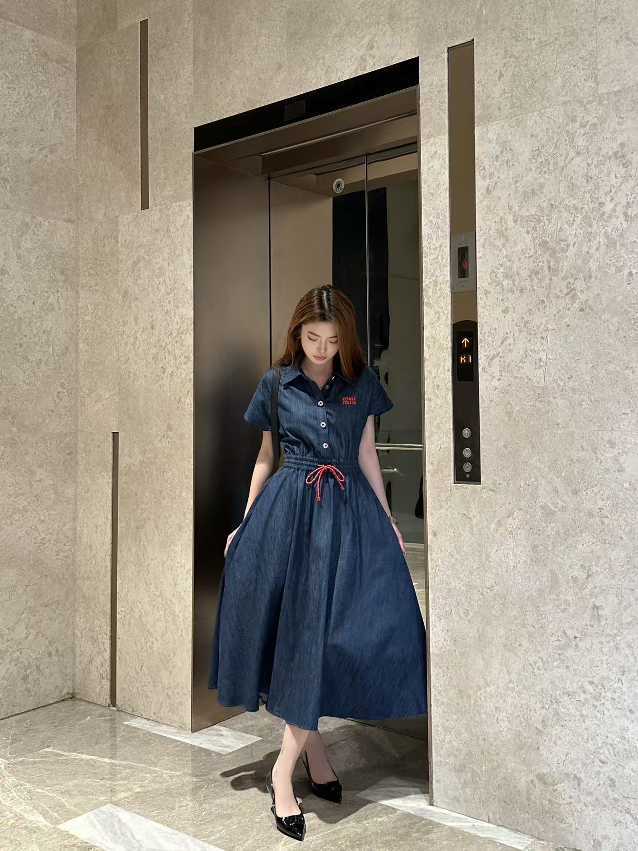 M1UM1U レタリング入りレースアップデニムワンピース【50％割引+送料無料】