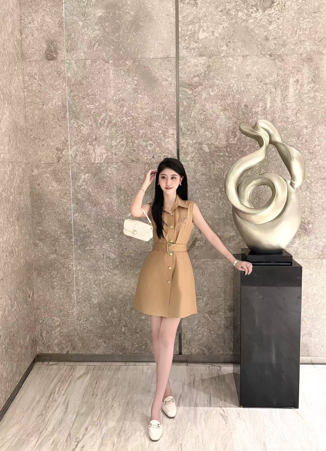 LV メタルボタン付きノースリーブドレス【50％割引+送料無料】