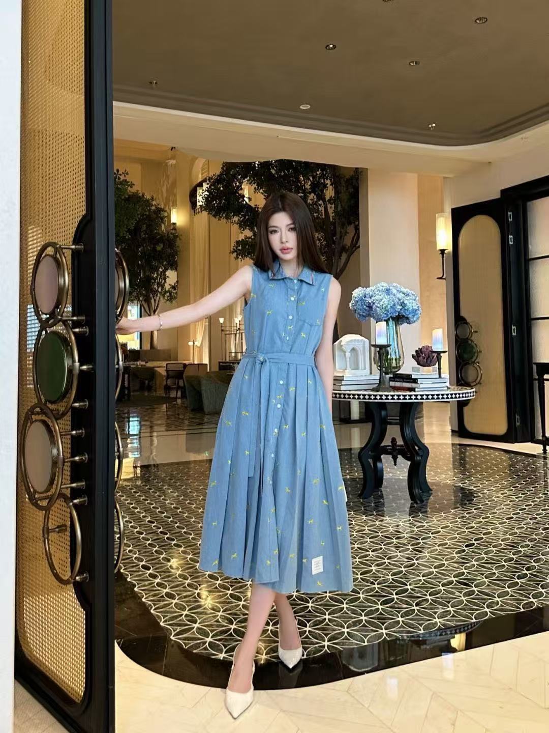 THOM BR0WNEポニー刺繍入り ノースリーブデニムワンピース【50％割引+送料無料】