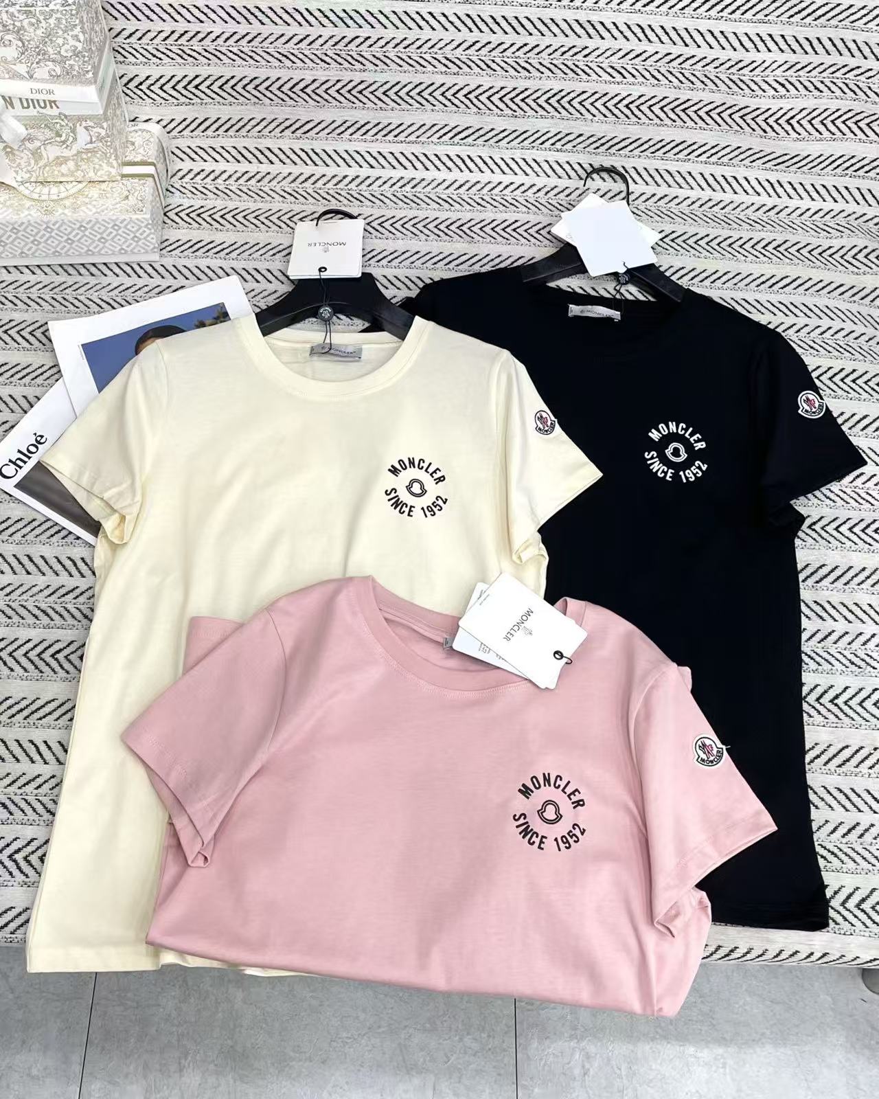 MONCLERシンプルな刺繍文字Tシャツ【50％割引+送料無料】