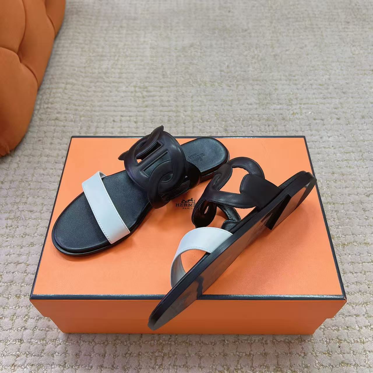 HERME5高品質の牛革スリッパ【50％割引+送料無料】