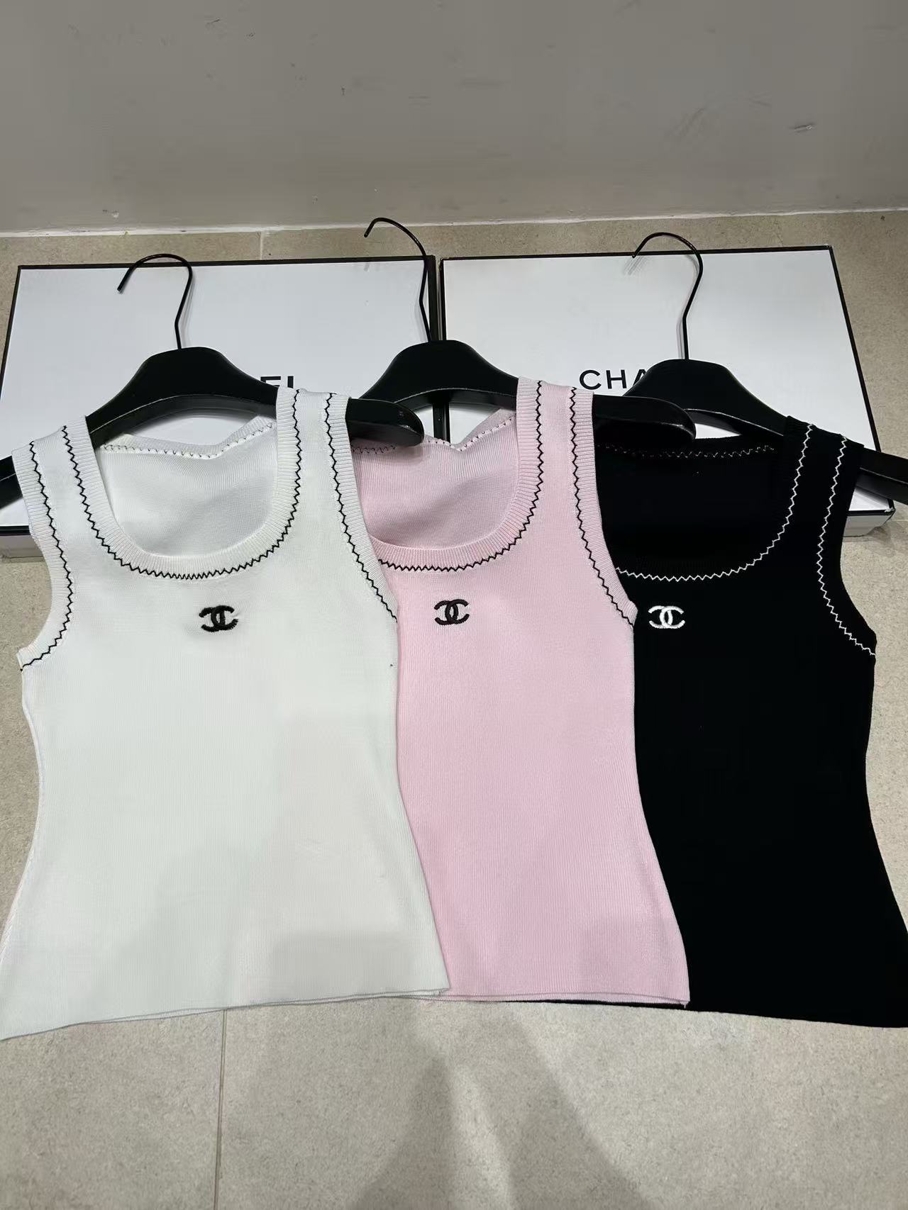 CHANE1 ダブルC刺繍ロゴ入りウールベスト【50％割引+送料無料】