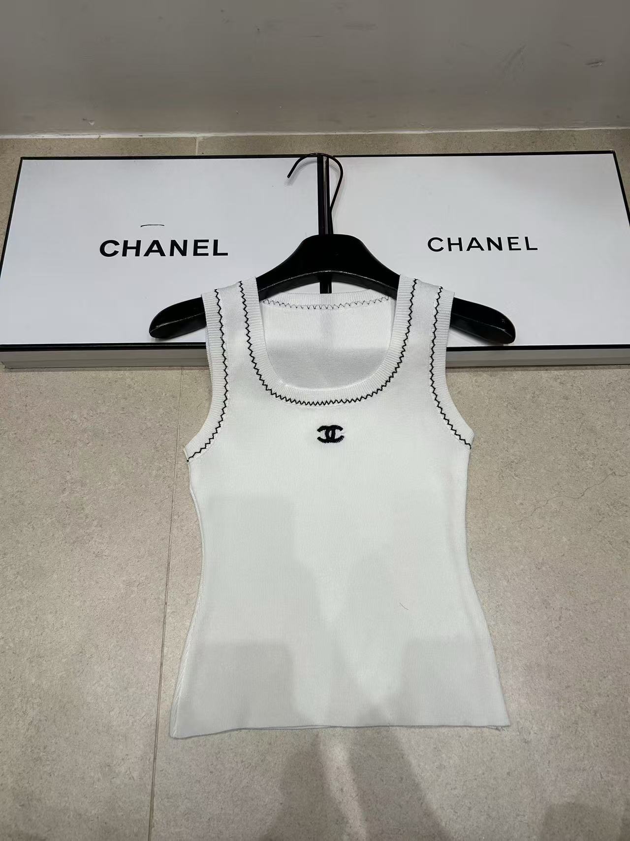 CHANE1 ダブルC刺繍ロゴ入りウールベスト【50％割引+送料無料】