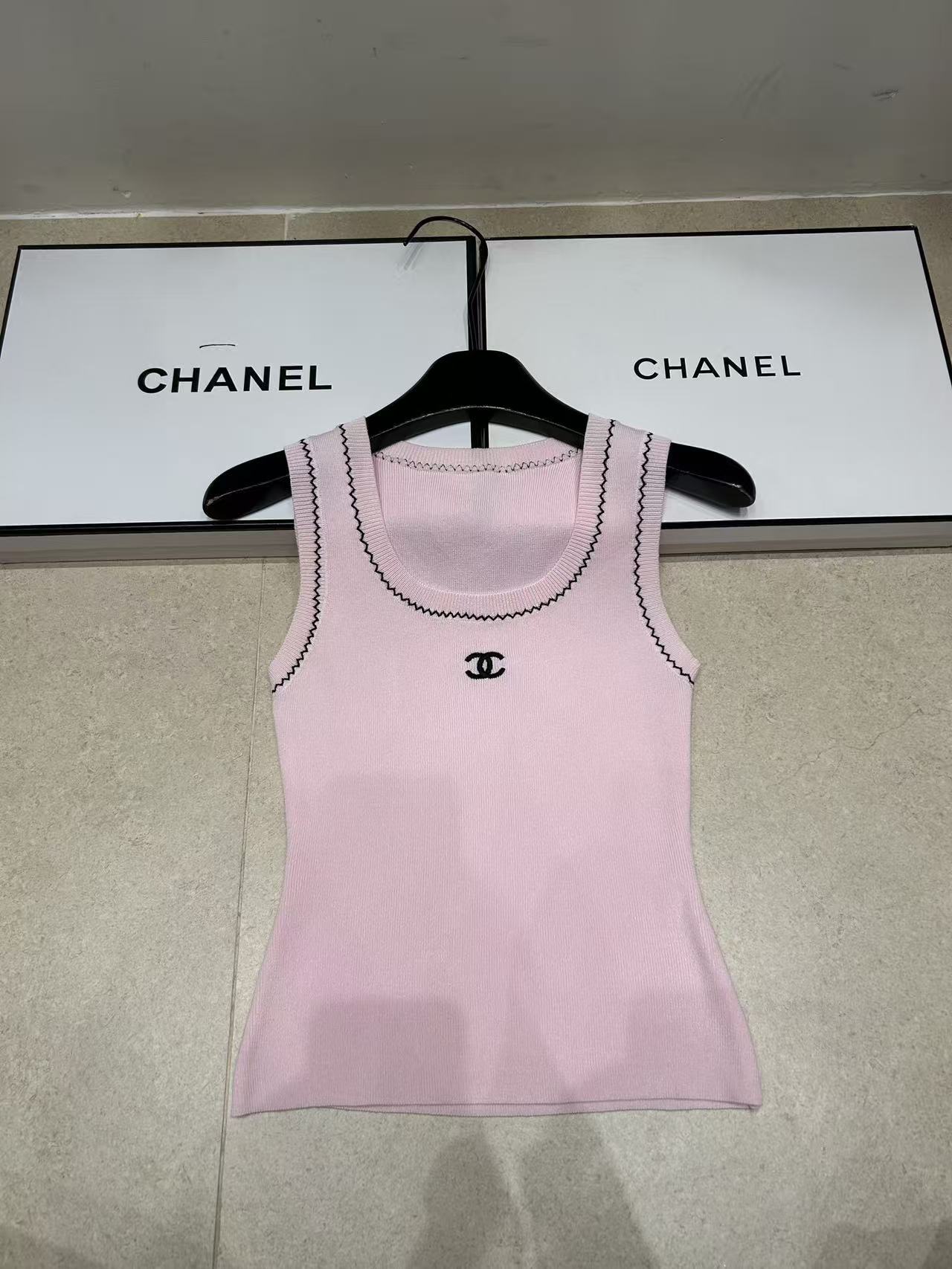 CHANE1 ダブルC刺繍ロゴ入りウールベスト【50％割引+送料無料】