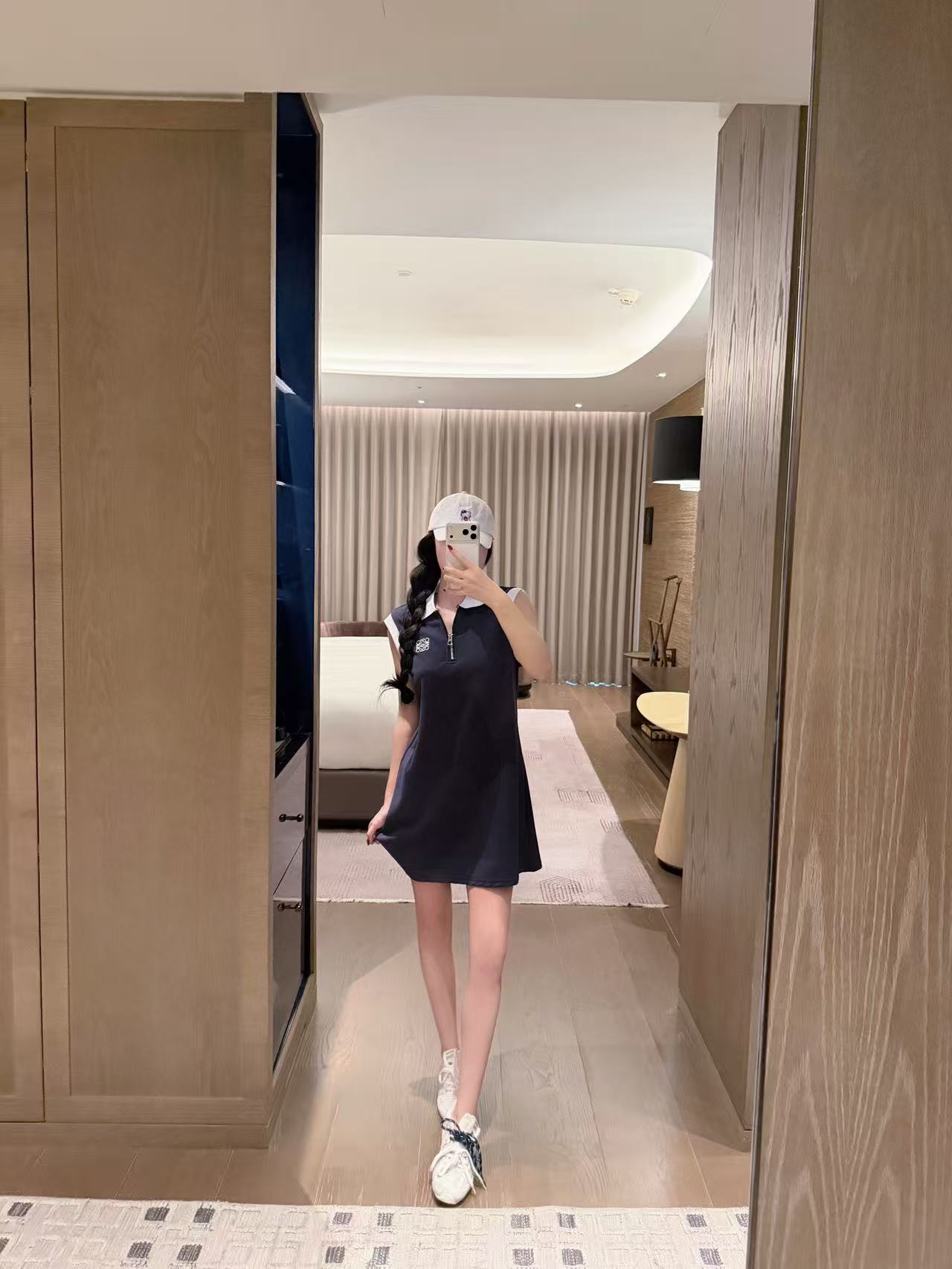 L0WEW 刺繍ロゴ入りノースリーブドレス【50％割引+送料無料】