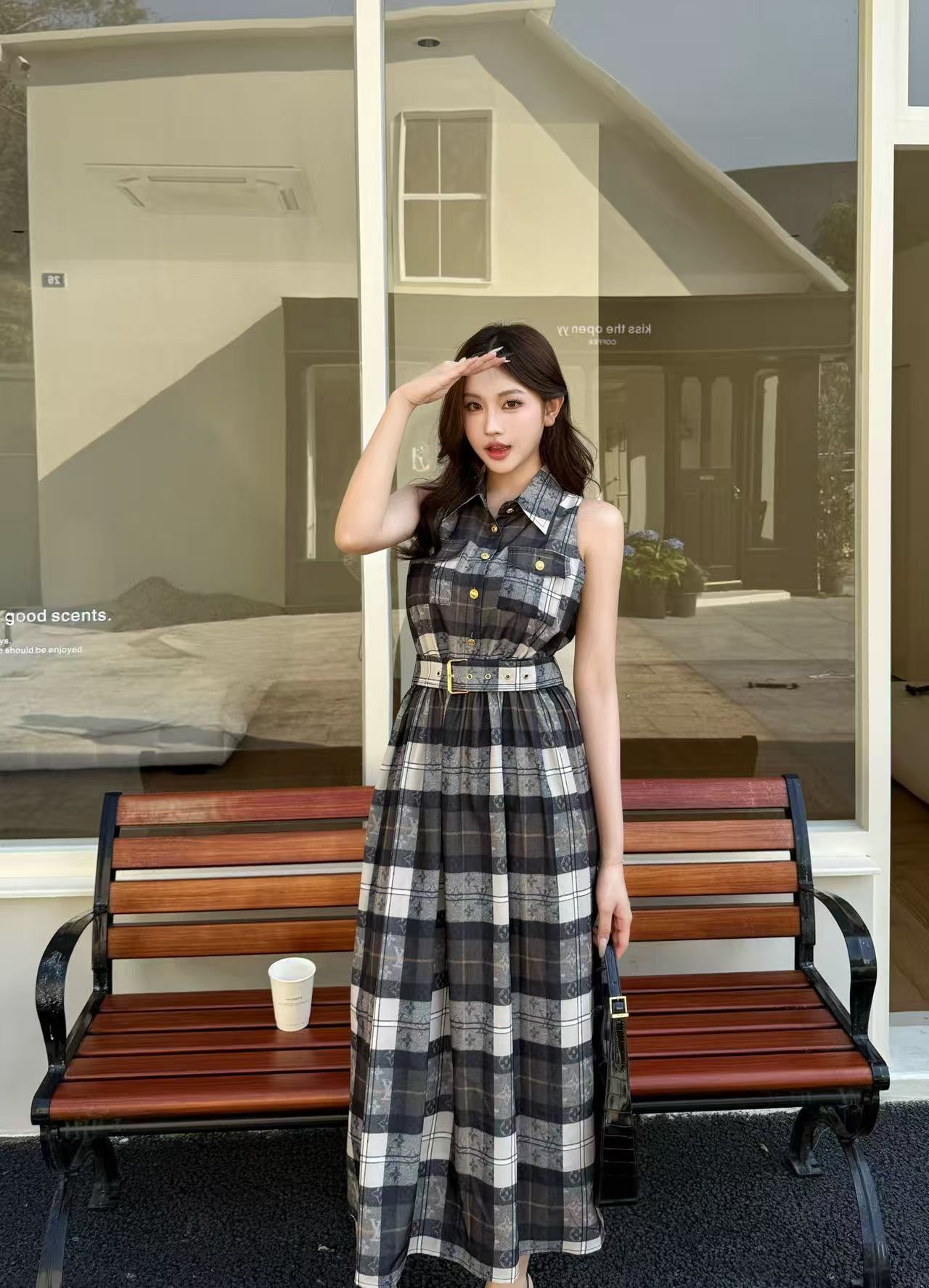 LVメタルボタンプリントのノースリーブドレス【50％割引+送料無料】